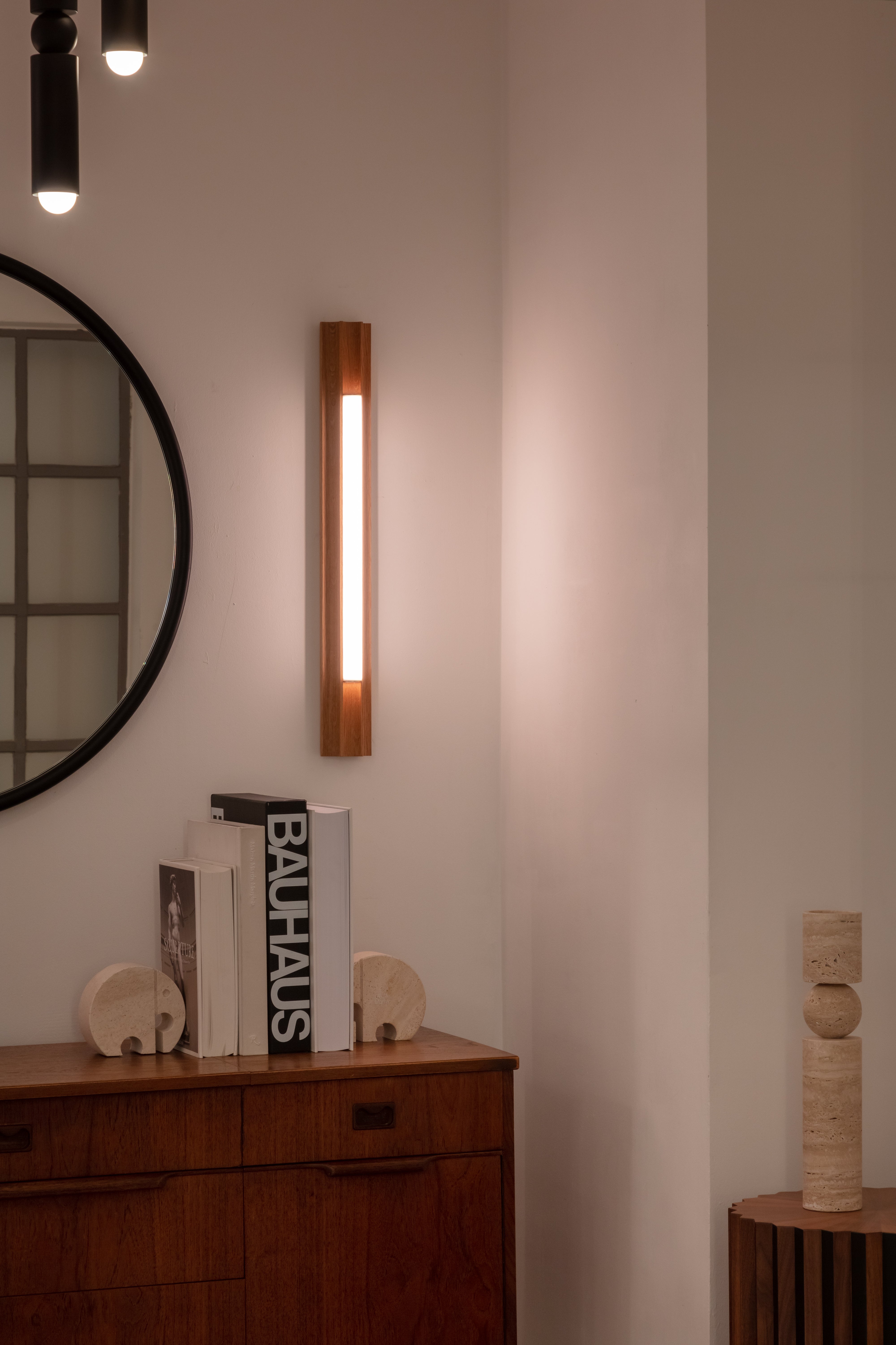 Nástenná lampa ALTAR z dubového dreva s mosadzným povrchom.