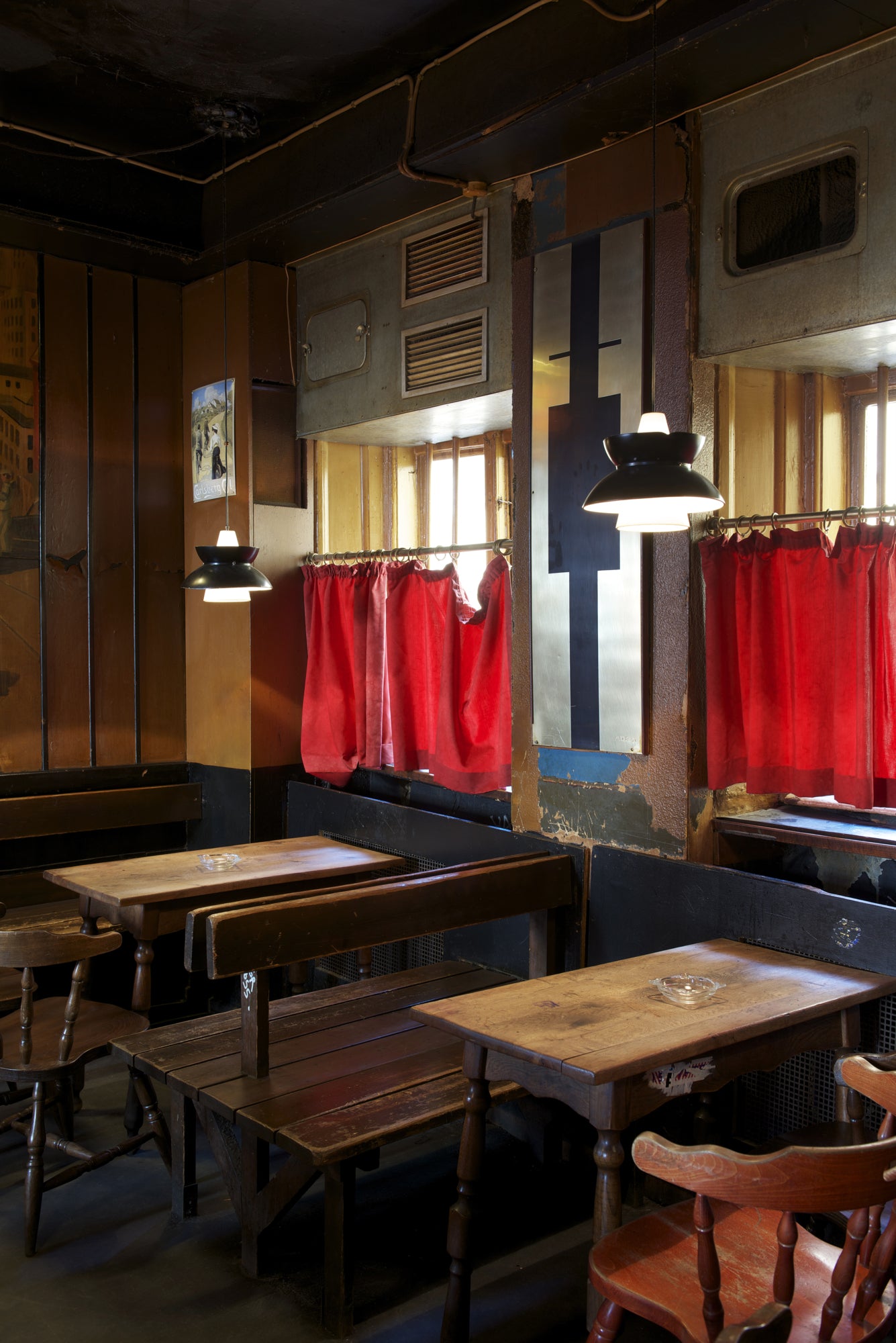 Závesná lampa DOO-WOP biela s tmavosivým povrchom