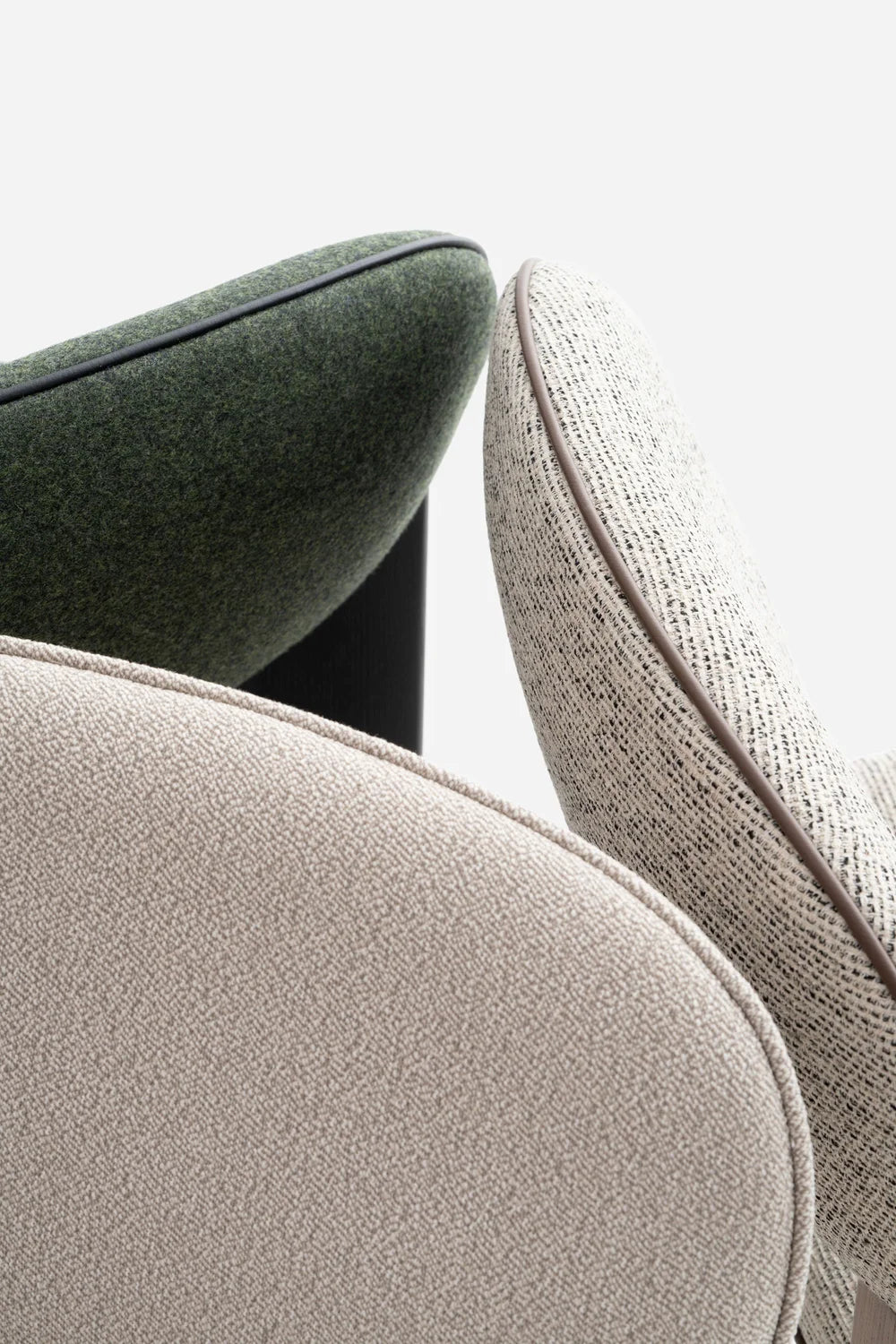 Čalúnená stolička ARCHIPEN s čiernym jaseňovým podstavcom