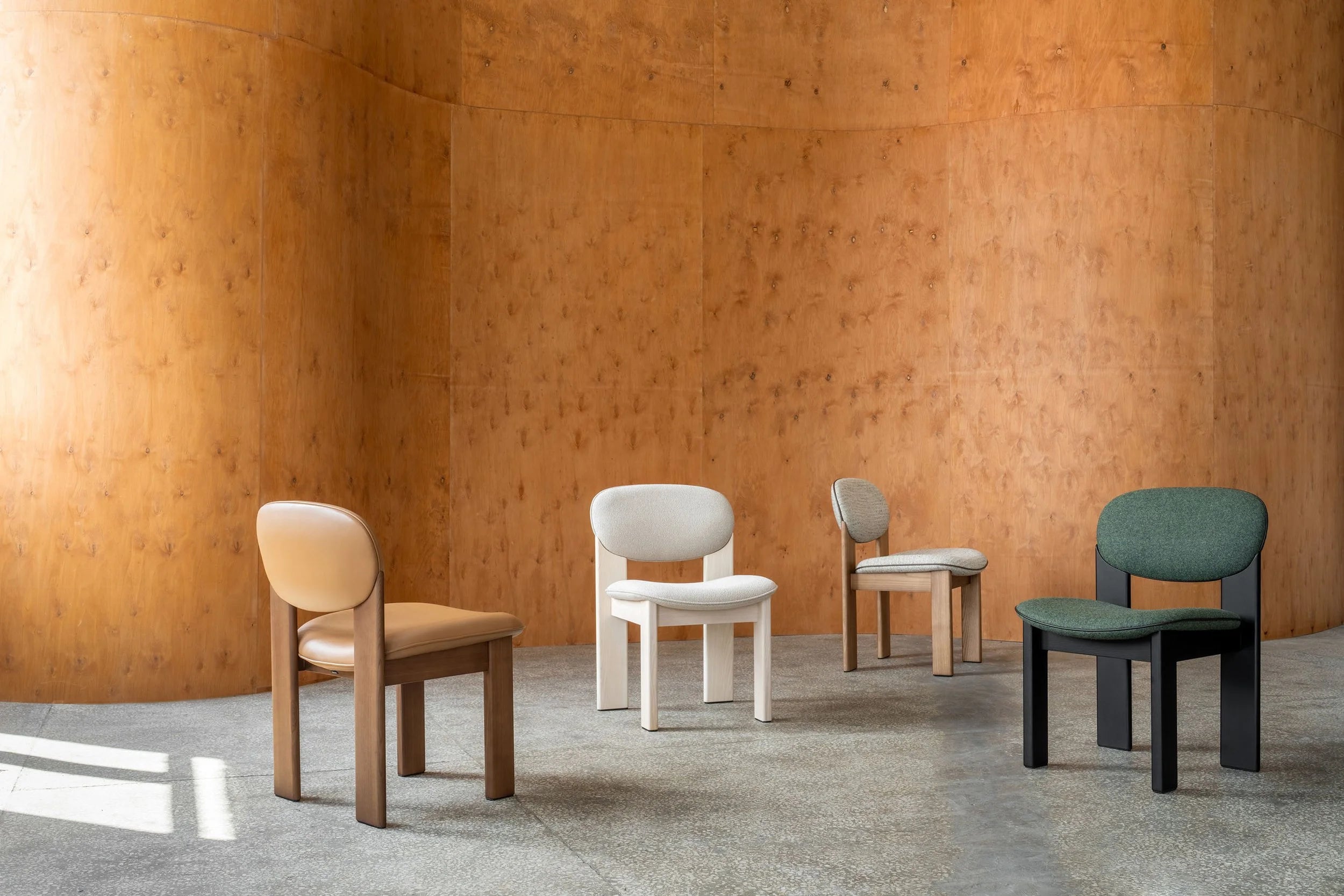 Čalúnená stolička ARCHIPEN s čiernym jaseňovým podstavcom