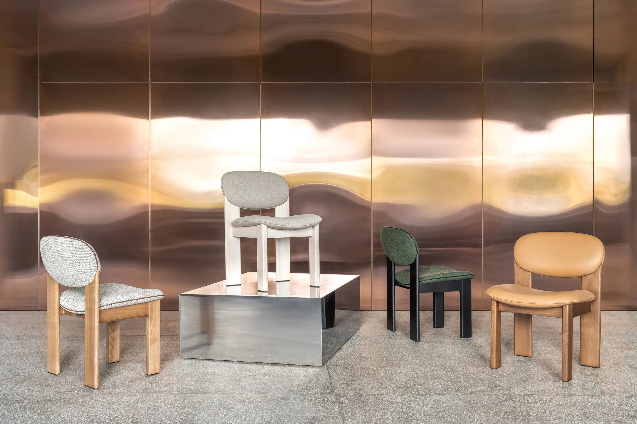 Čalúnená stolička ARCHIPEN s hnedým jaseňovým podstavcom