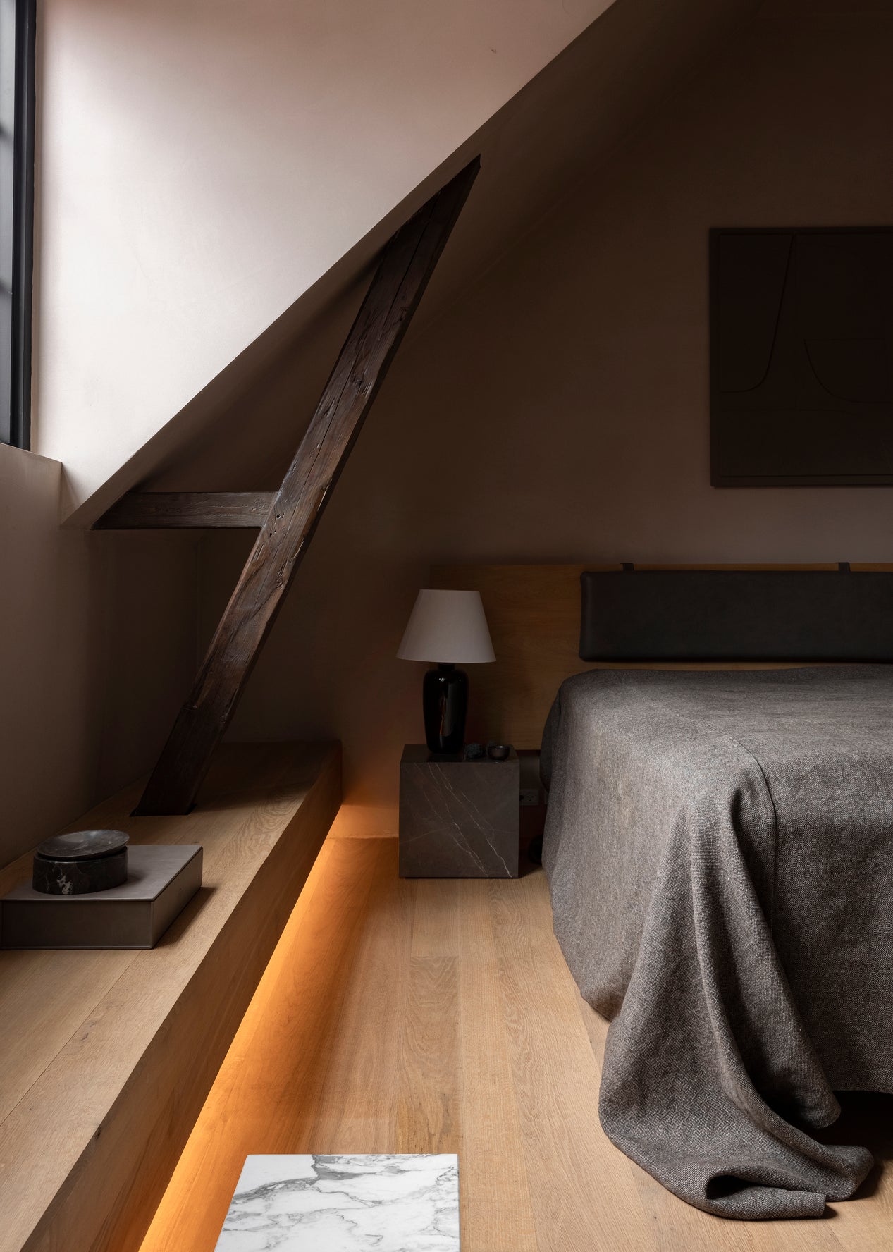 Bočný stolík PLINTH CUBIC hnedý mramor