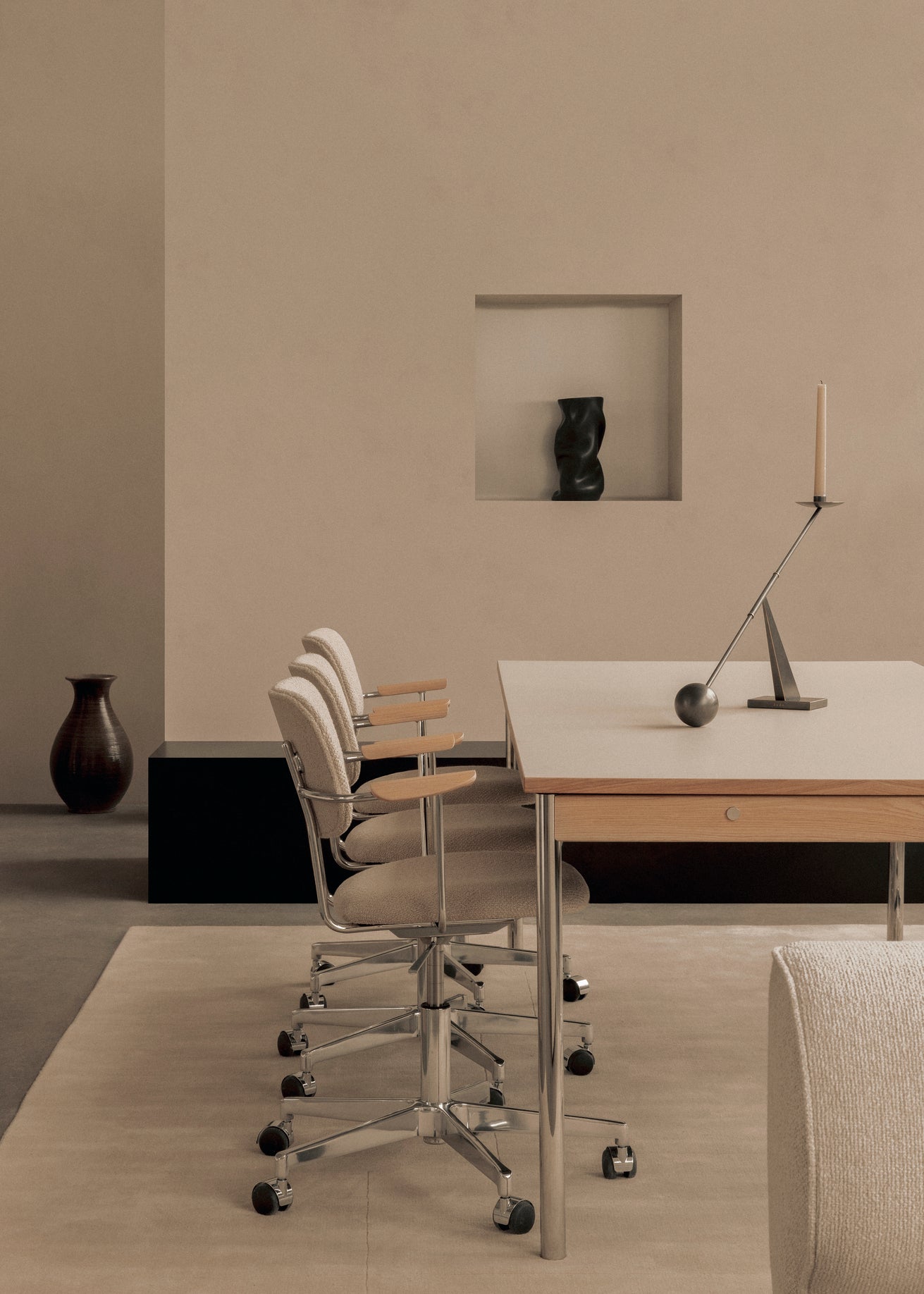 Stôl CO krémový laminát s chrómovanou základňou