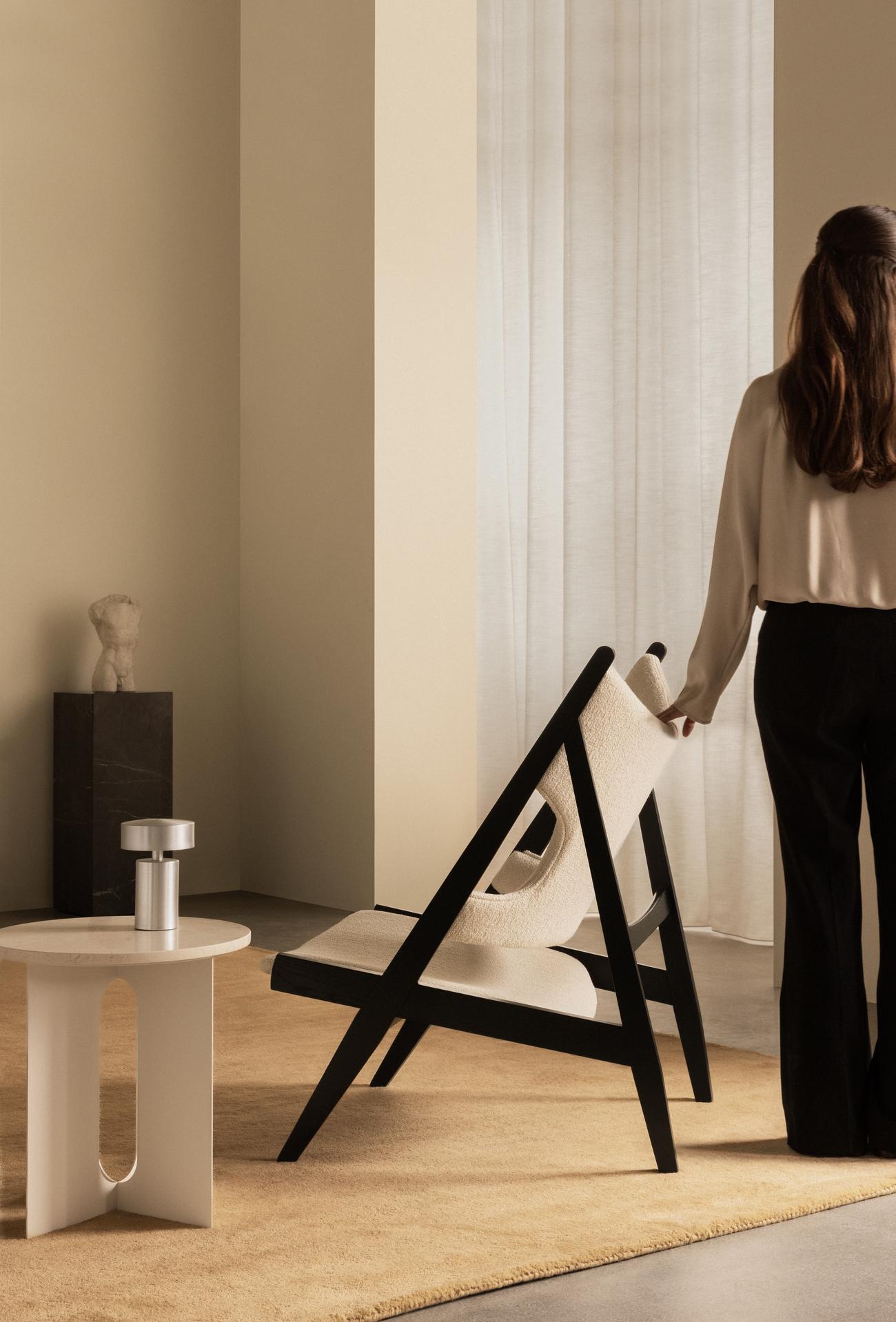 Fotel KNITTING krémový boucle s čiernym dubovým podstavcom