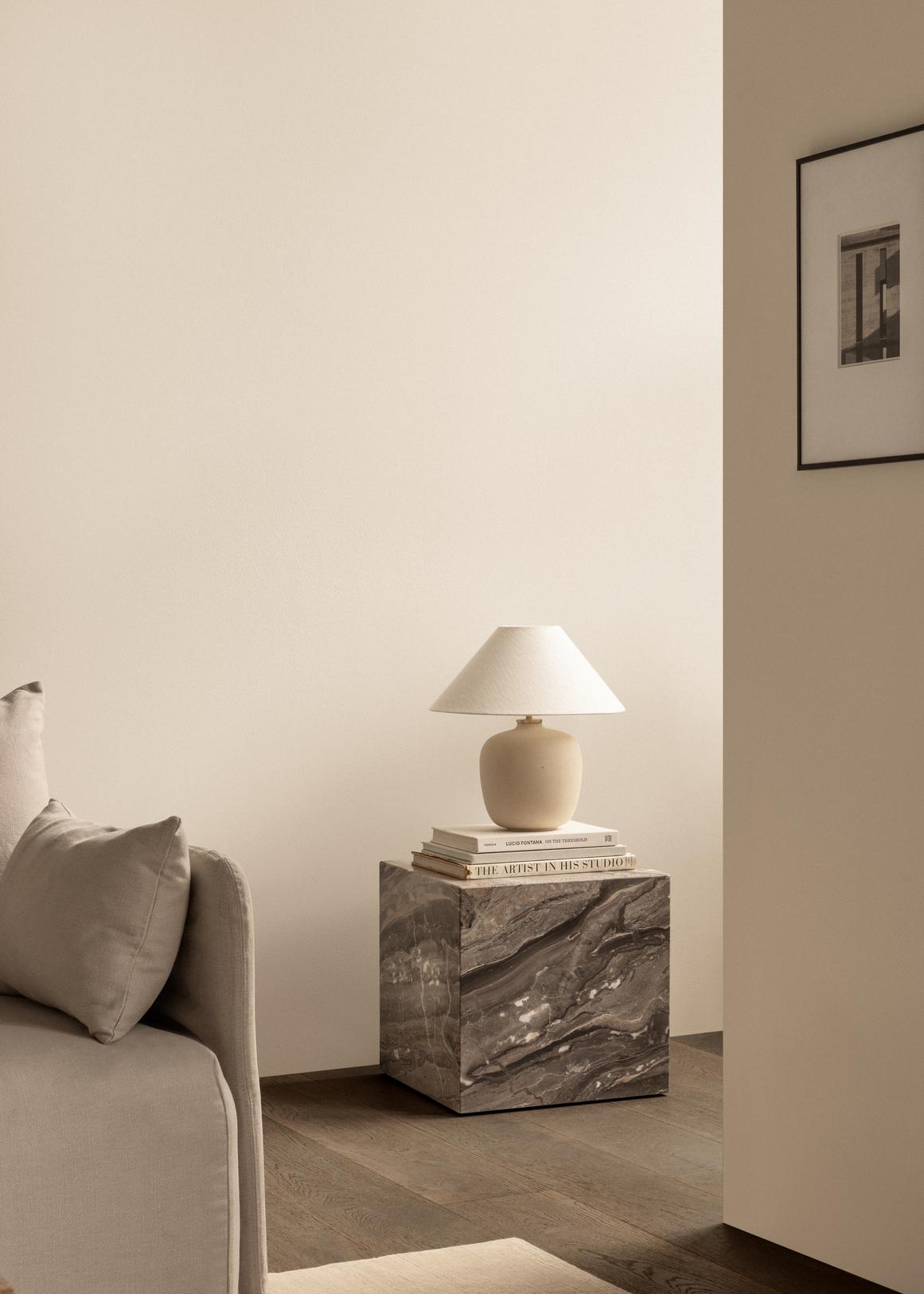 Bočný stolík PLINTH CUBIC hnedý mramor