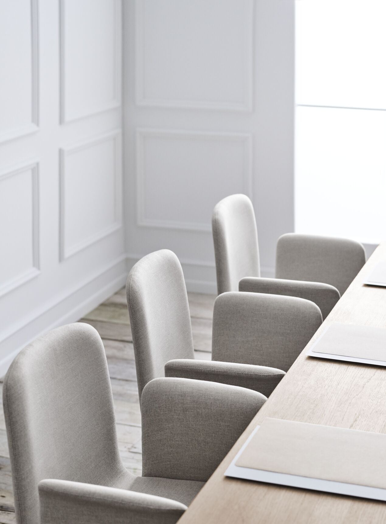 Kreslo s opierkami PALM čalúnené s dubovým podstavcom