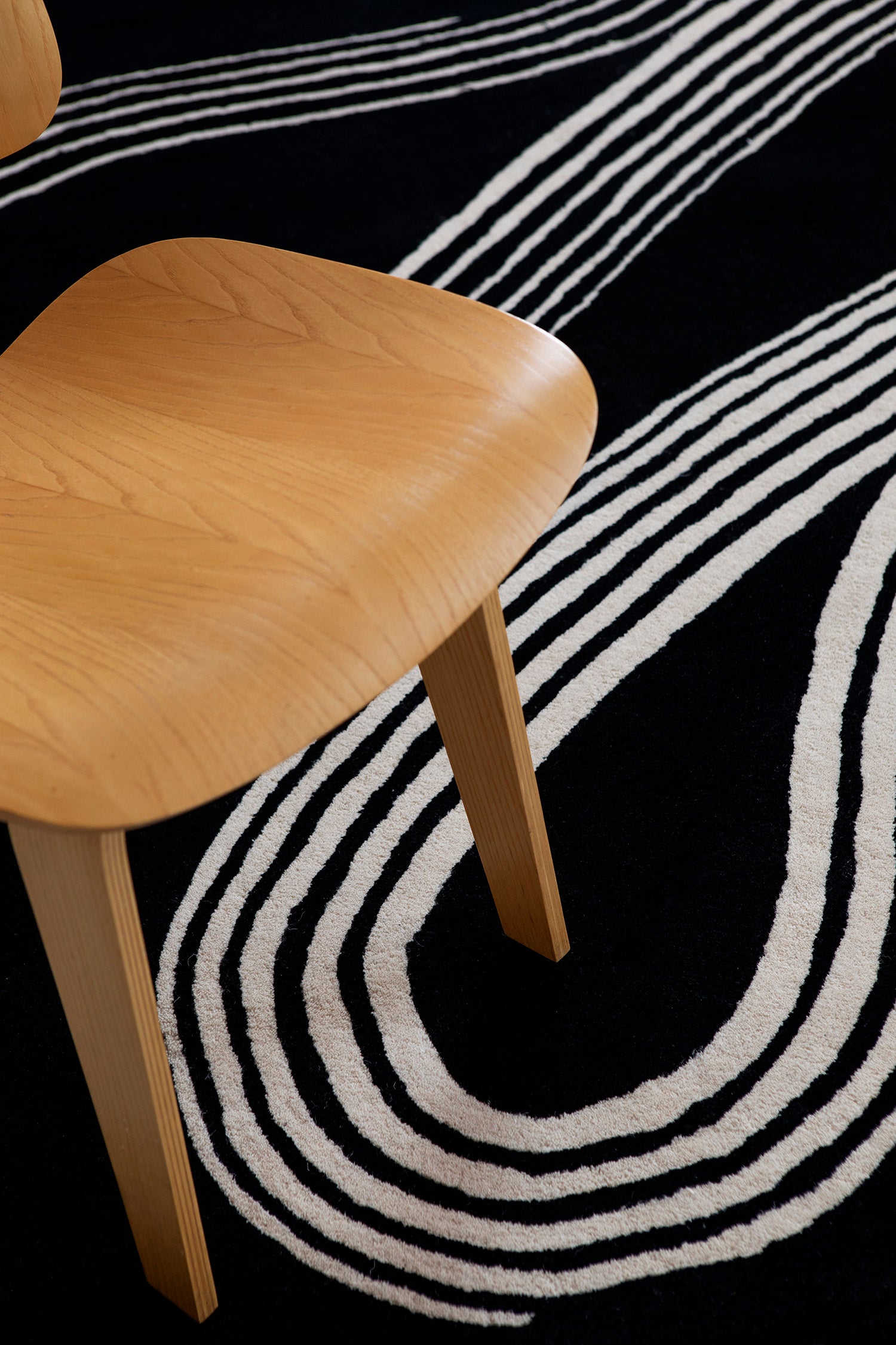 Dywan DECOR FLOW czarny z beżowym wzorem