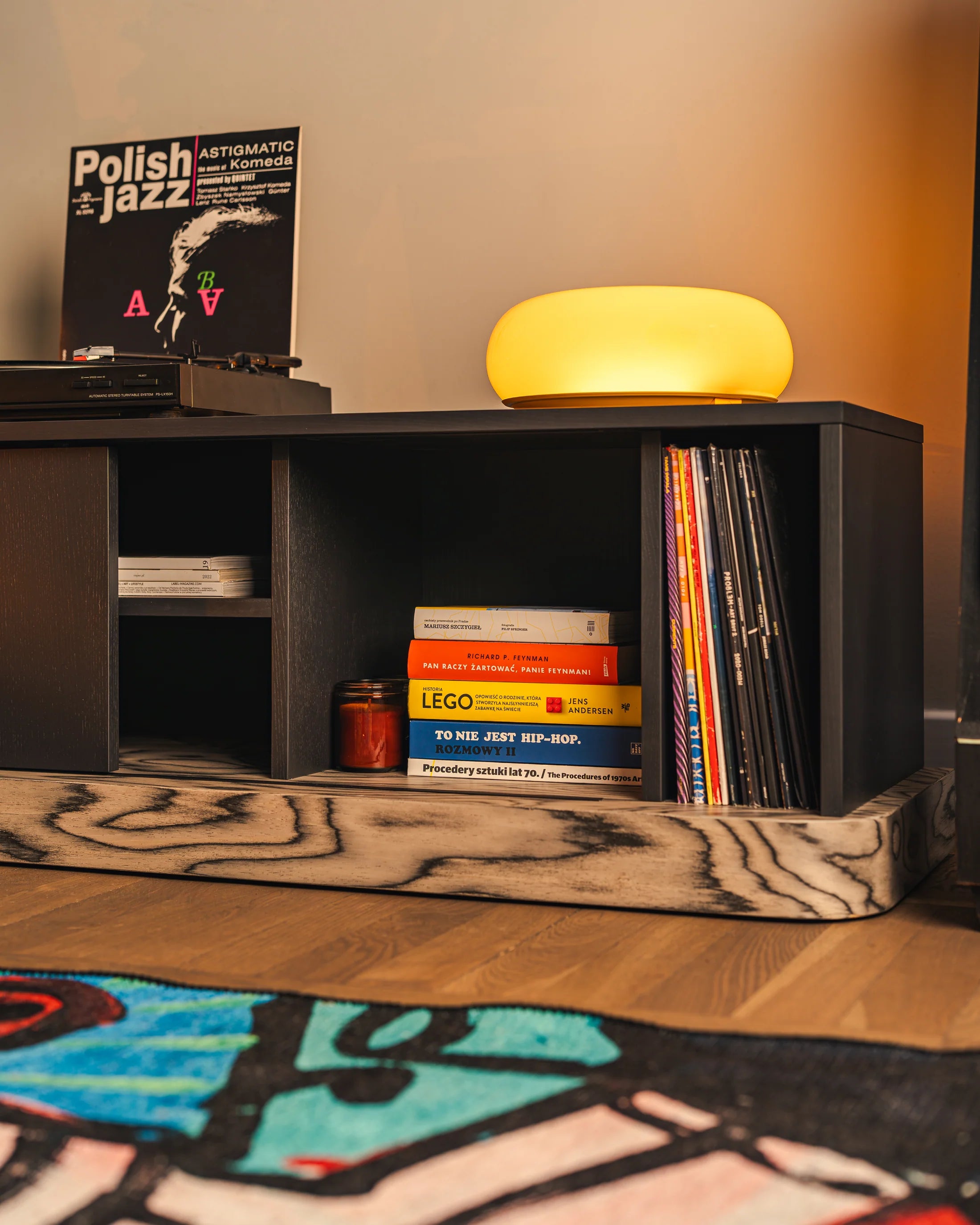 Televízna skrinka BAS Sottsass a kráľovská čierna