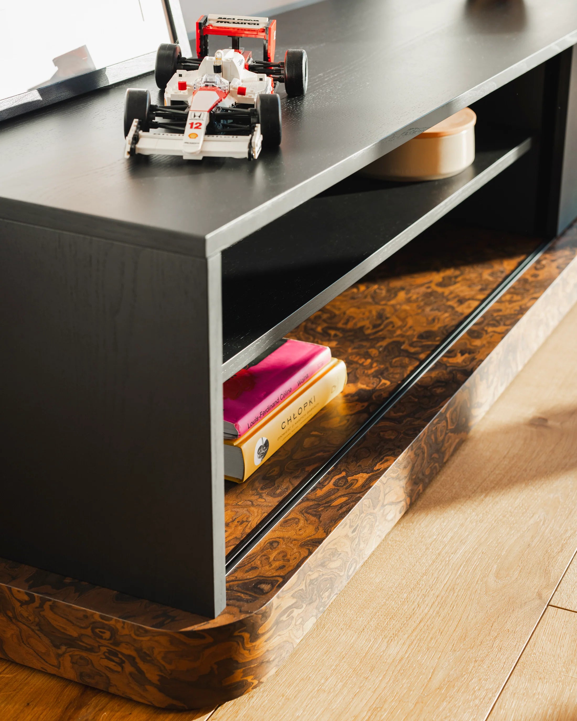 Televízna skrinka BAS California Burl a čierna krása