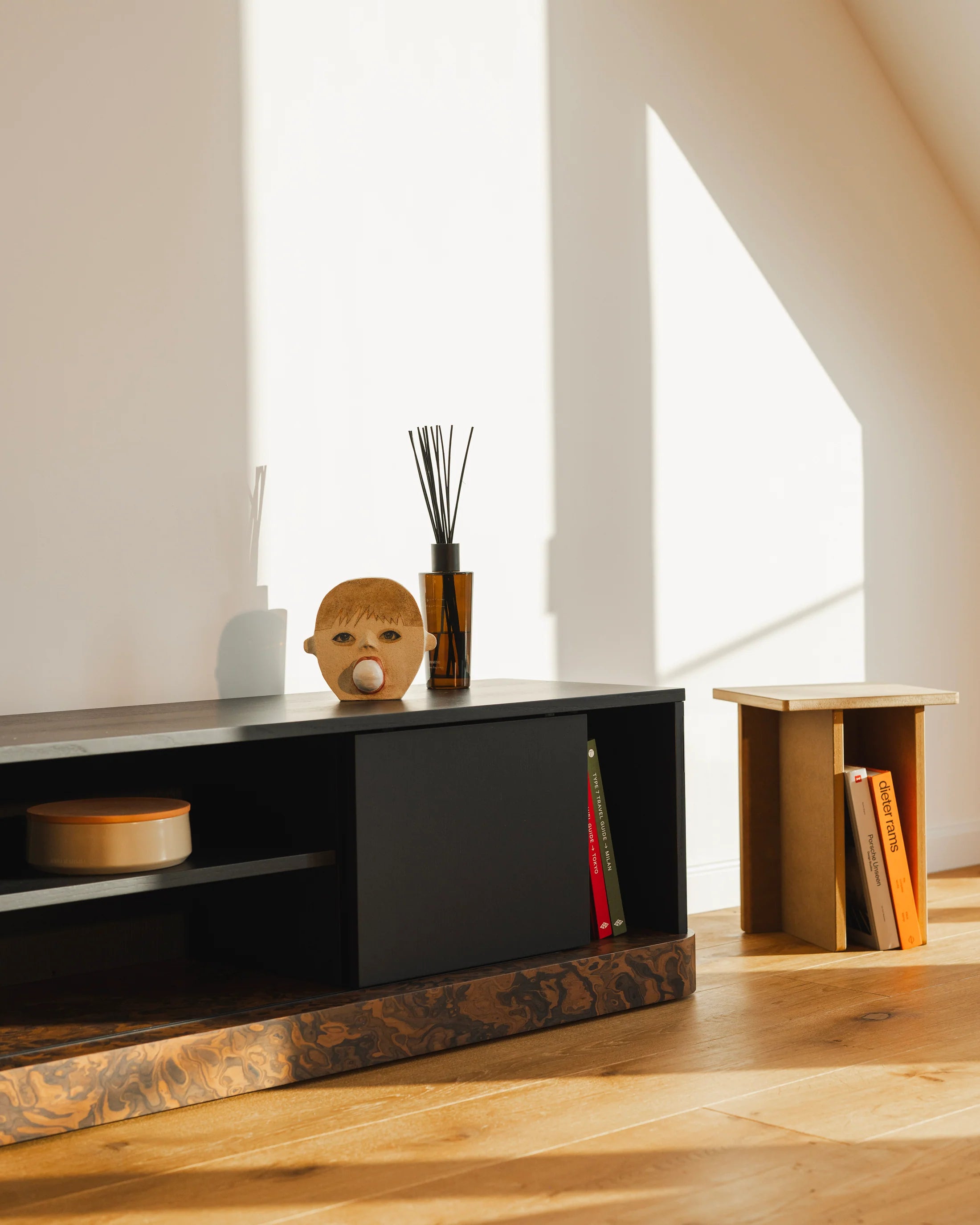 Televízna skrinka BAS California Burl a čierna krása