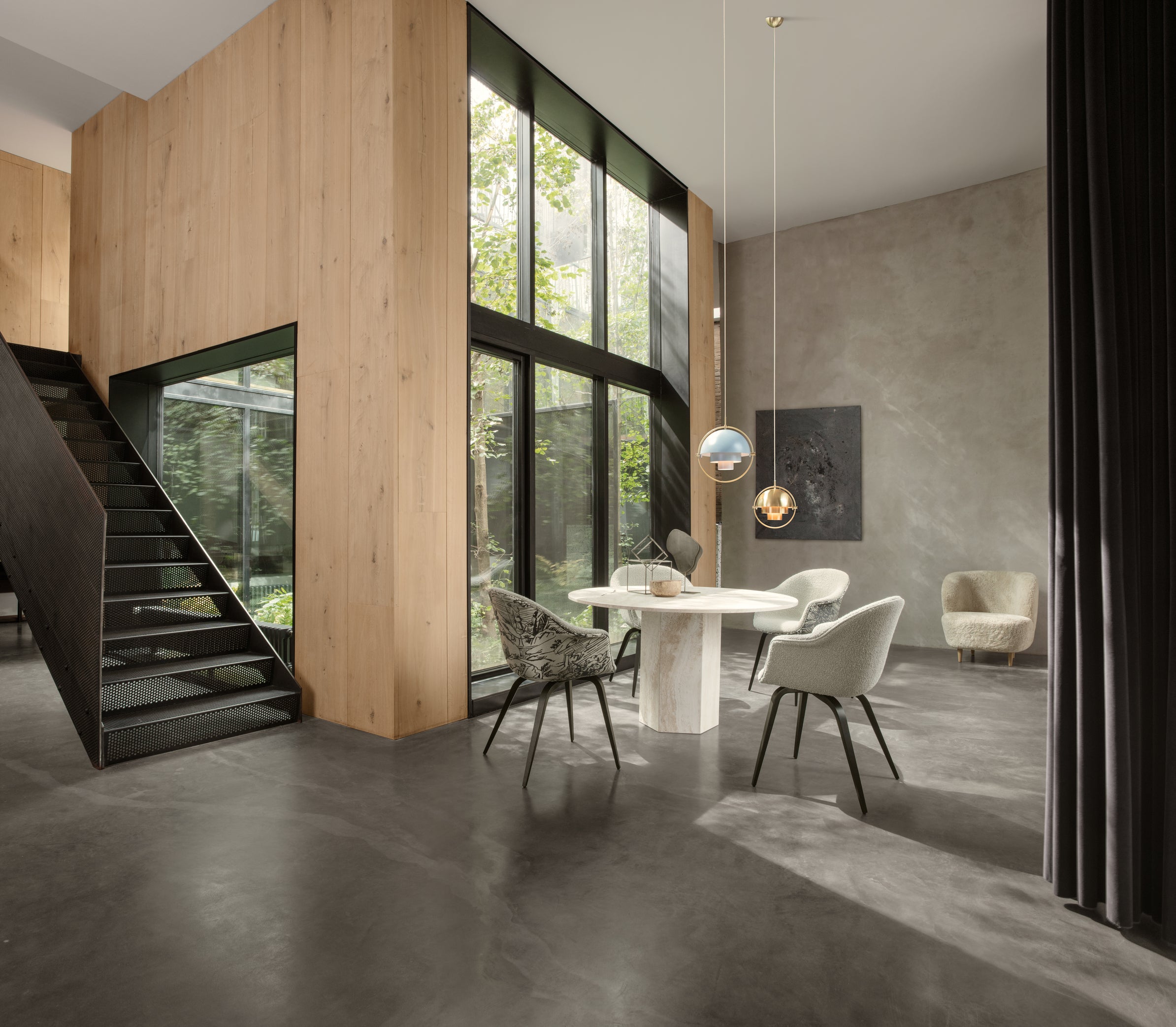 Fotel STAY čalúnený s orechovým podstavcom