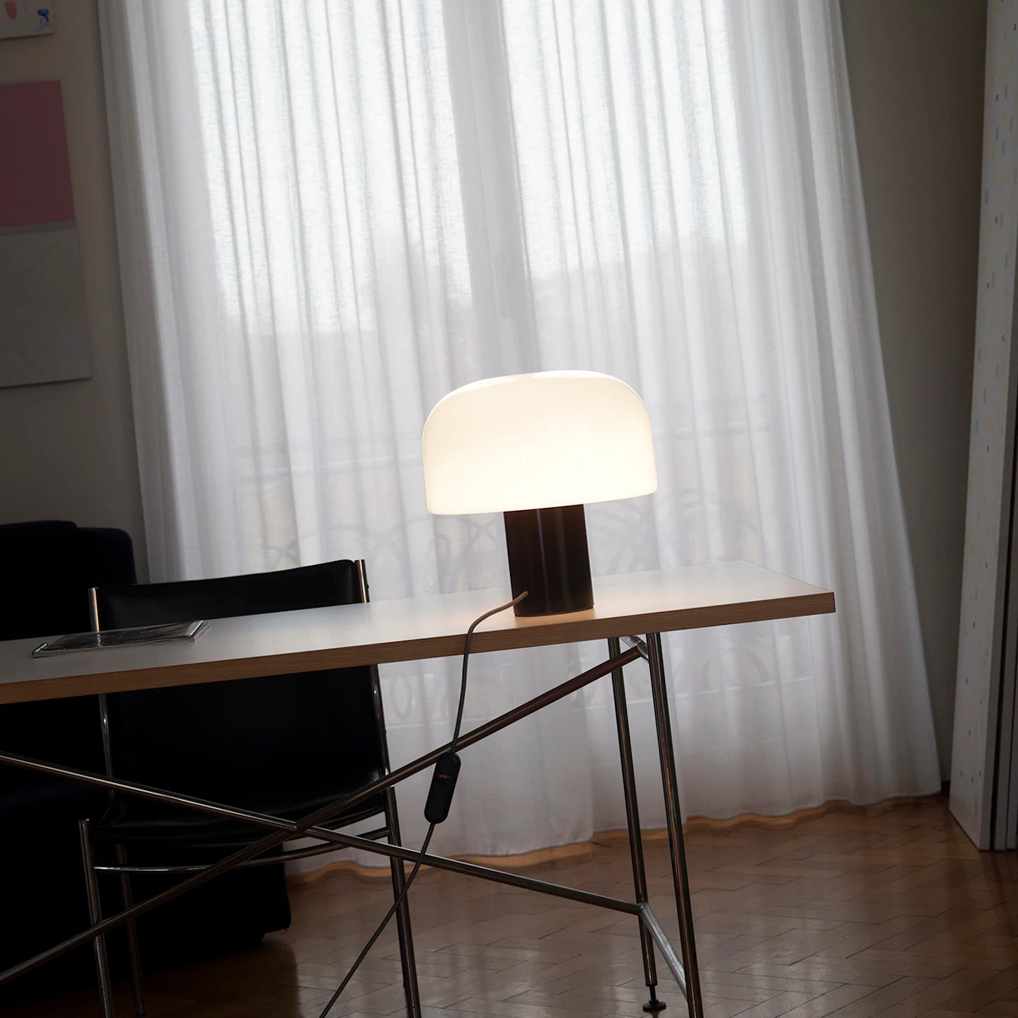 Stolná lampa BELLHOP T hnedá