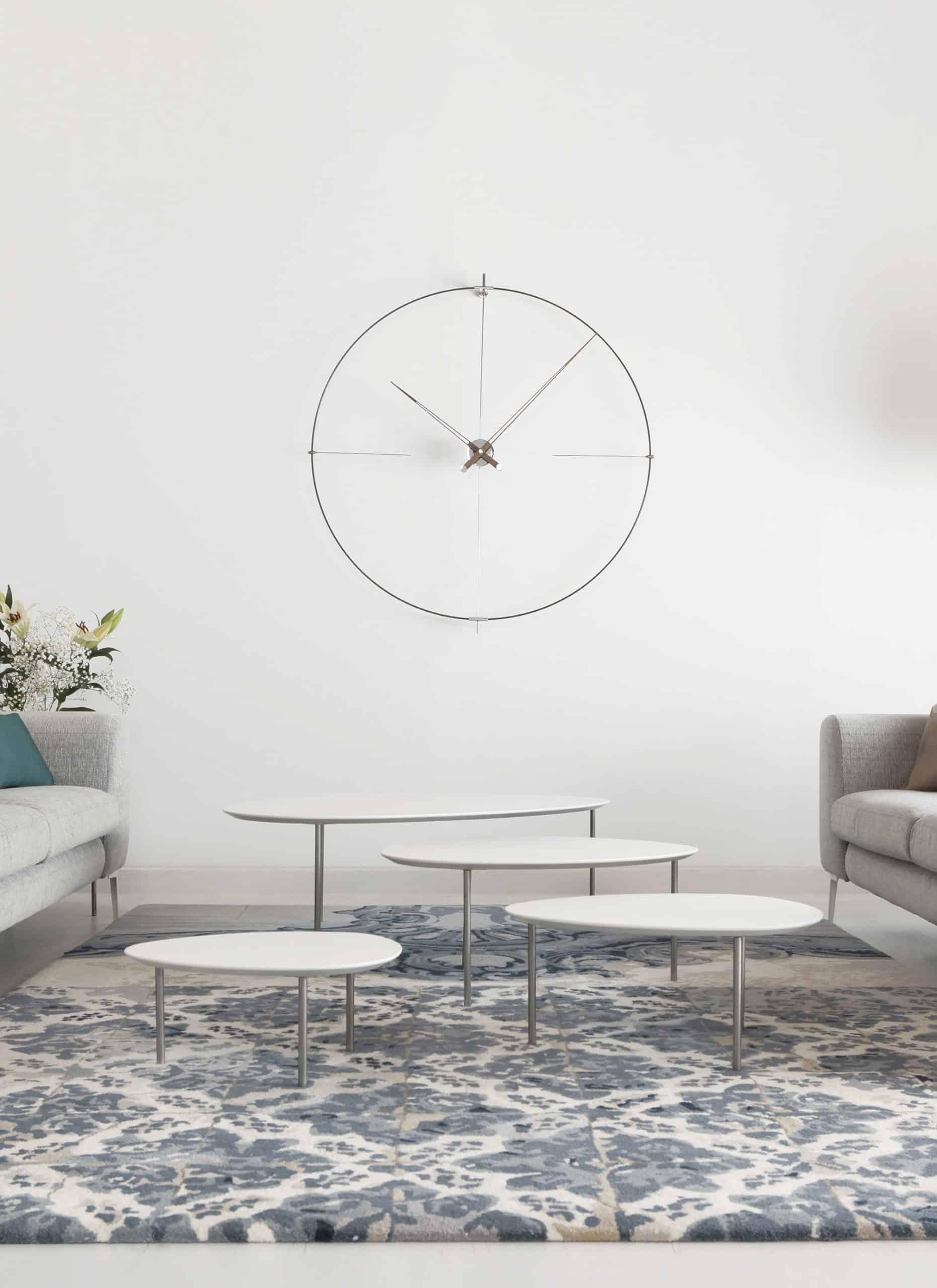 Nástenné hodiny BILBAO z orechového dreva s čiernou a chrómovou farbou