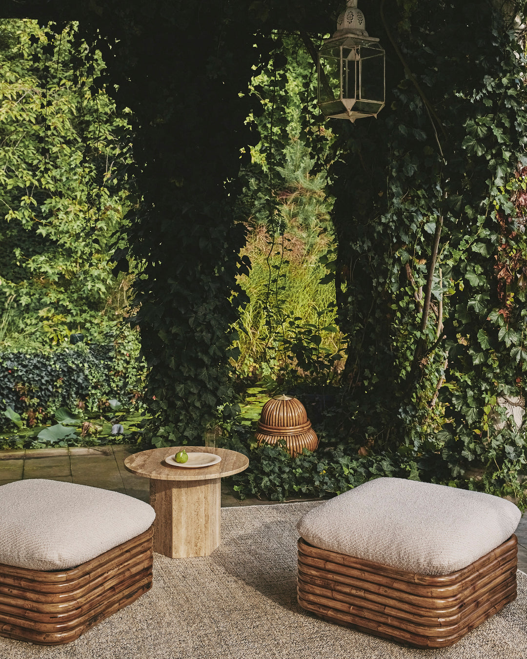 Puf BOHEMIAN 72 čalúnený s ratanovým podstavcom