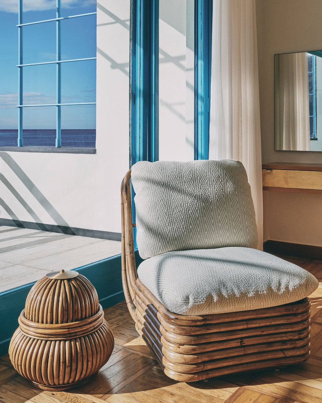 Fotel BOHEMIAN 72 čalúnený s ratanovým podstavcom