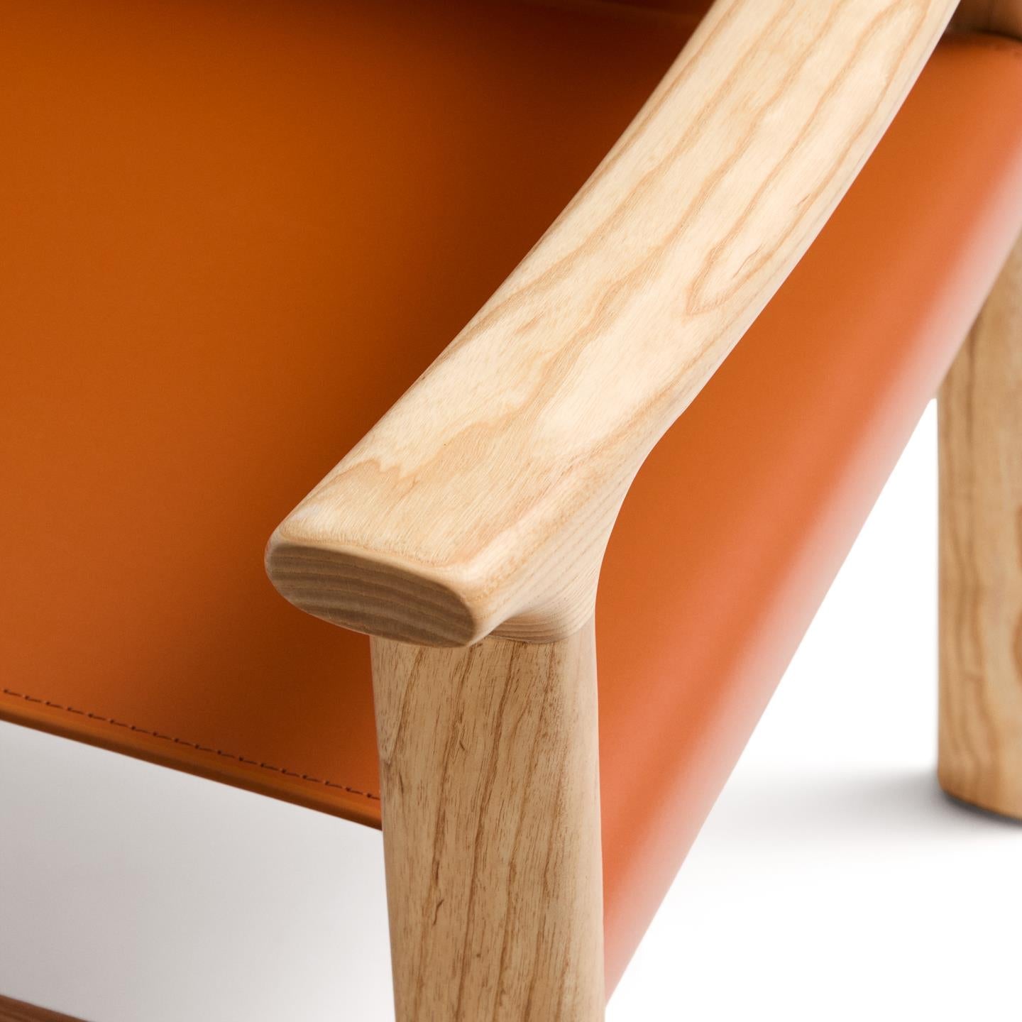 Stolička JAN svetlohnedá koža z recyklovaných materiálov s jaseňovým drevom