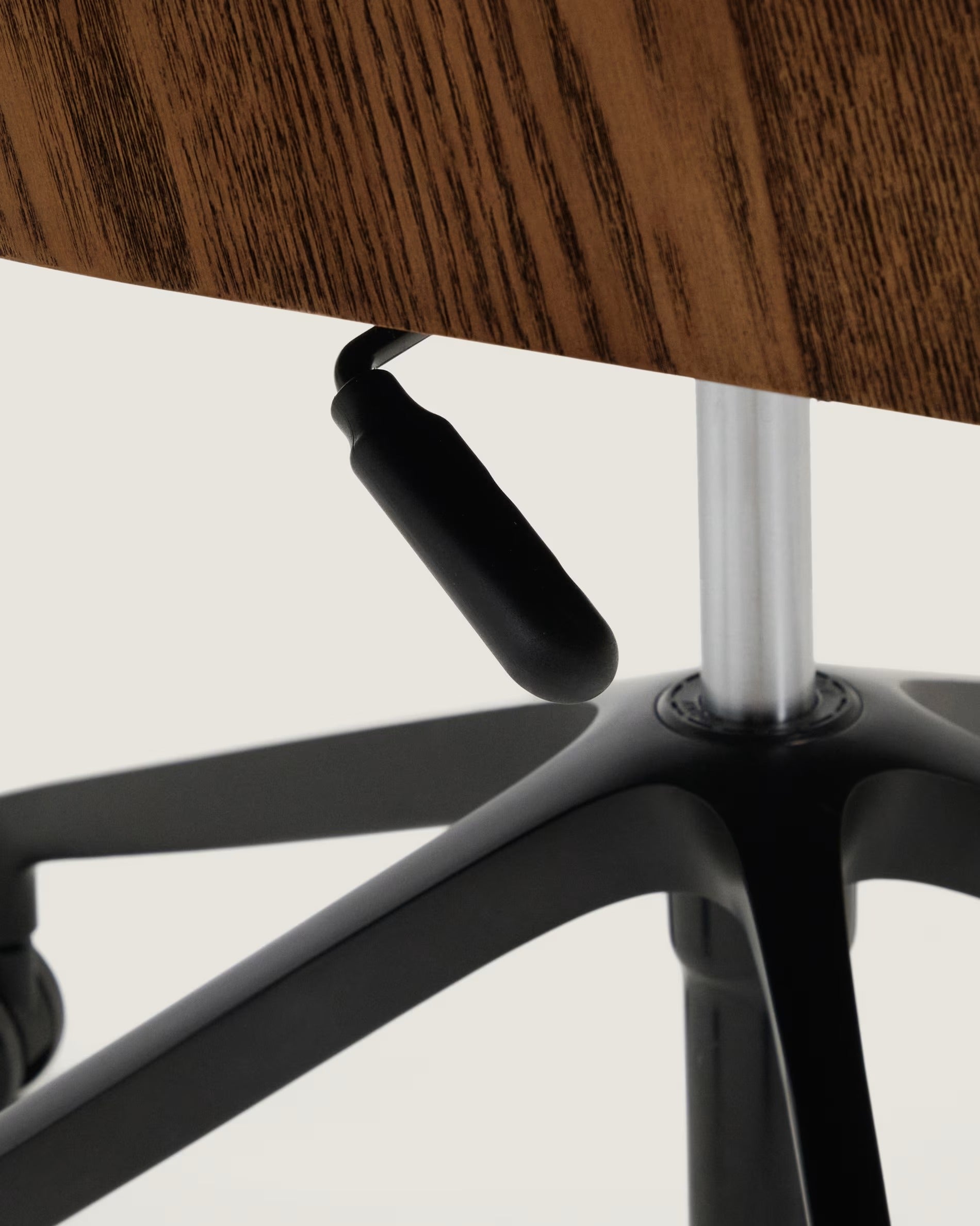 Kancelárske kreslo MADAI hnedý šenil s čiernym podstavcom na kolieskach