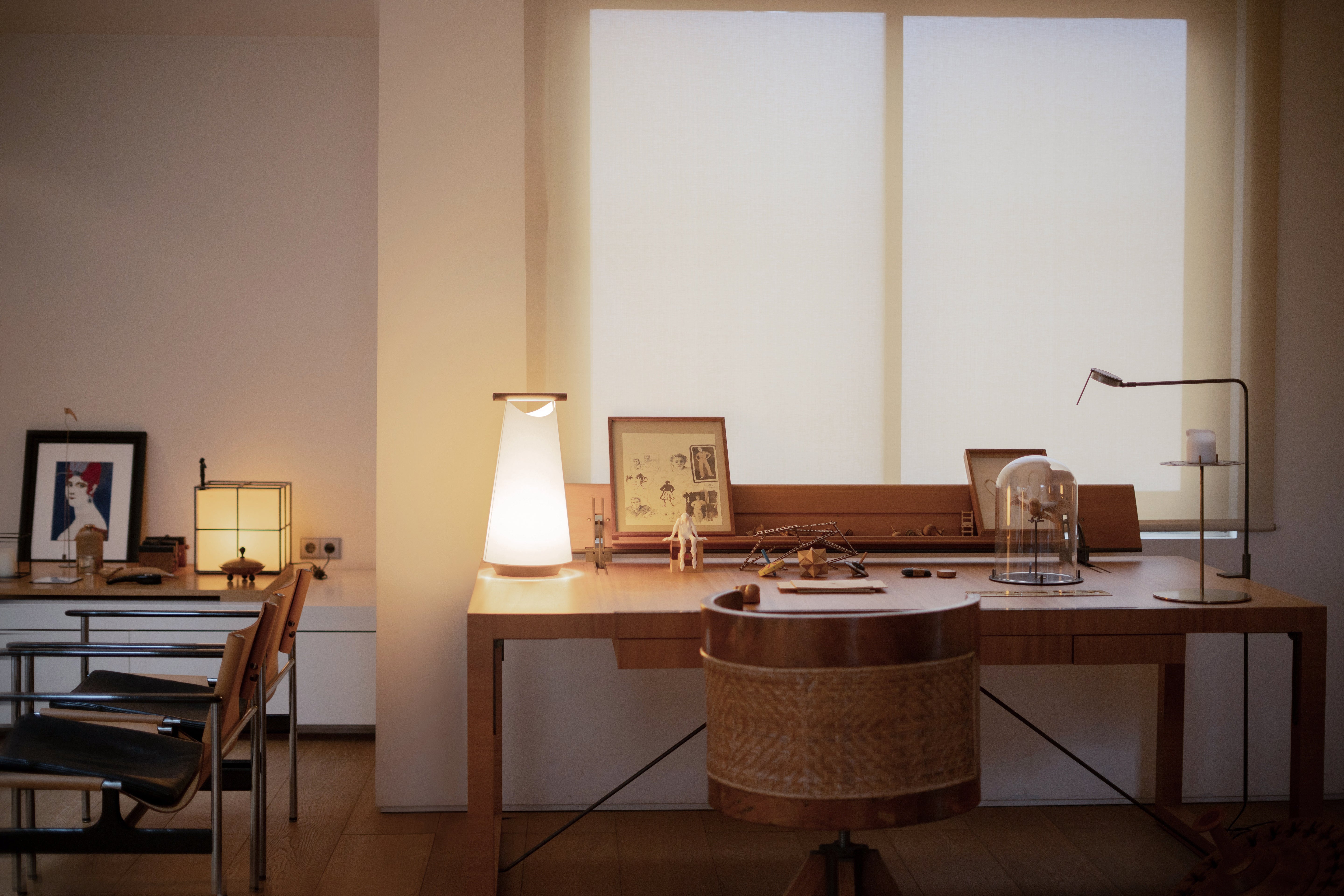 Stolná lampa CATAY biela s orechovým drevom