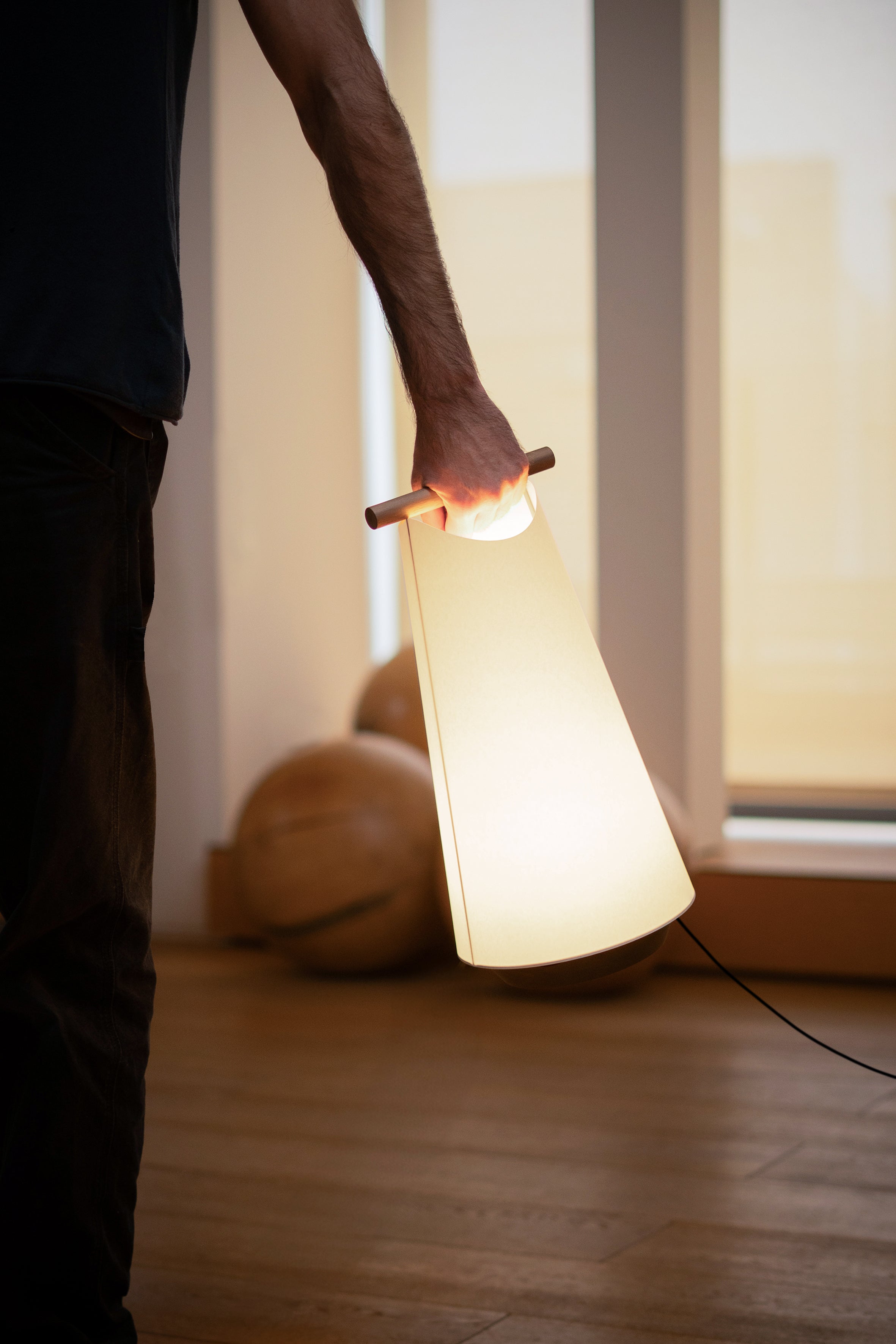 Stolná lampa CATAY biela s orechovým drevom