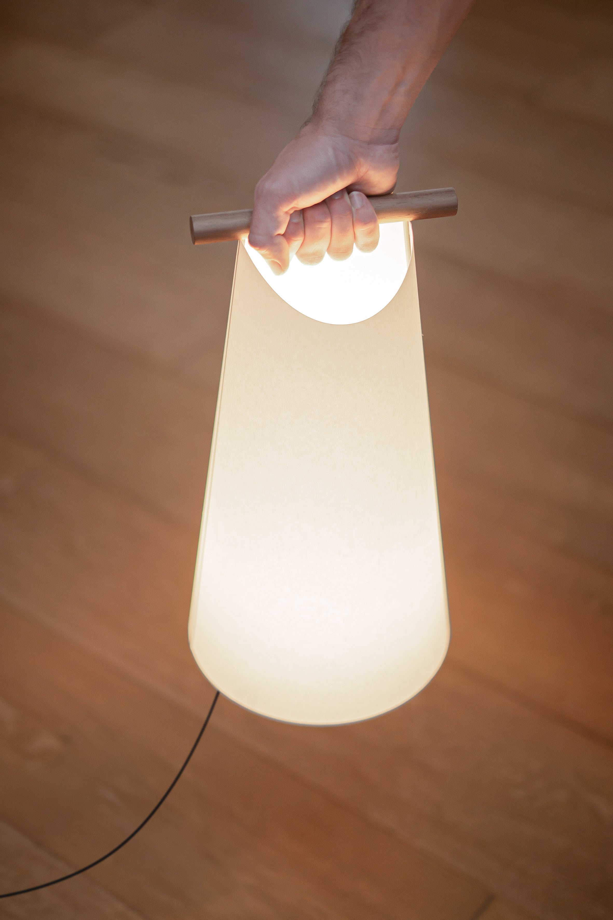 Stolná lampa CATAY biela s orechovým drevom