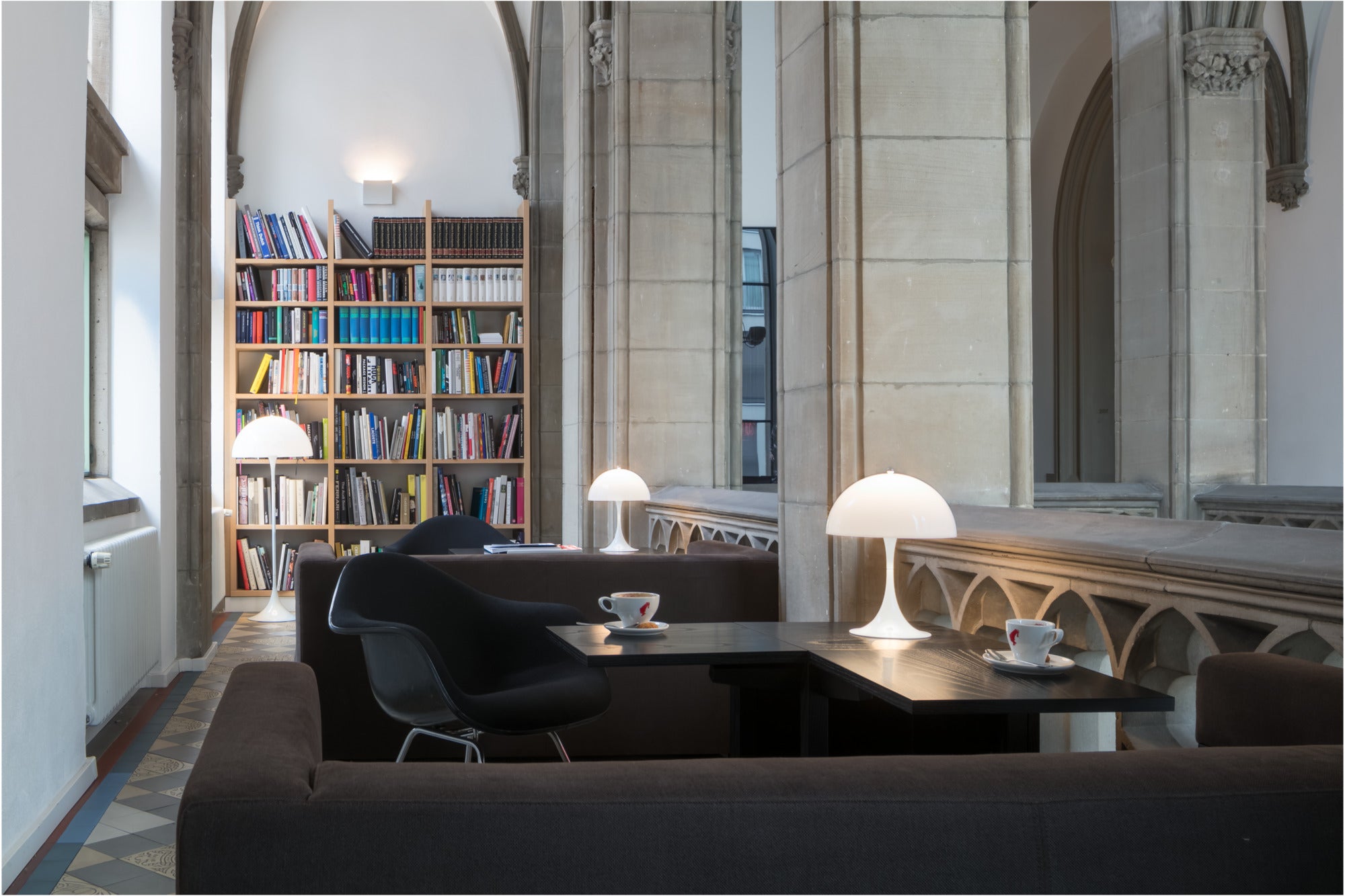 Stolná lampa PANTHELLA biela