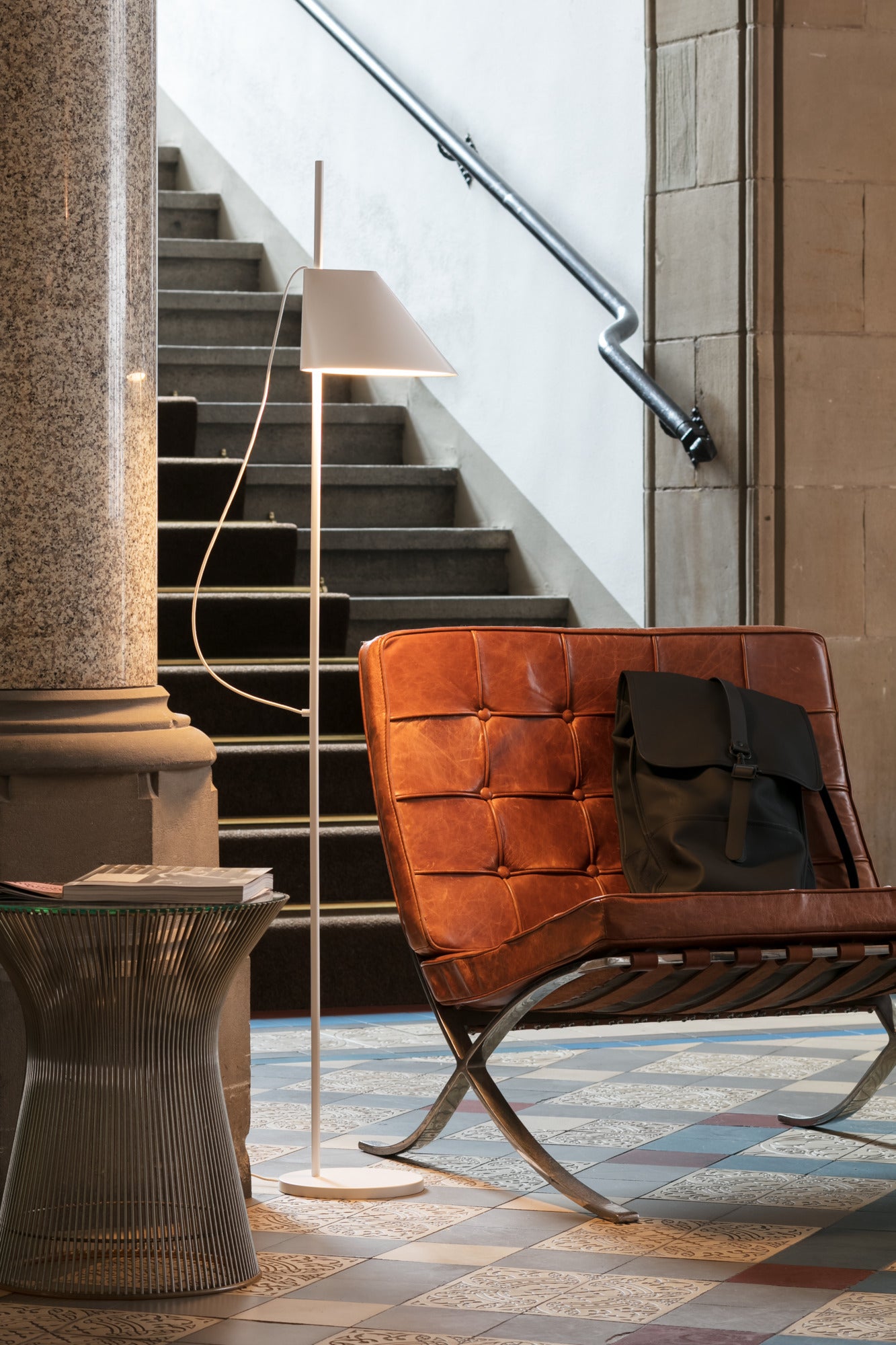 Stojaca lampa YUH biela