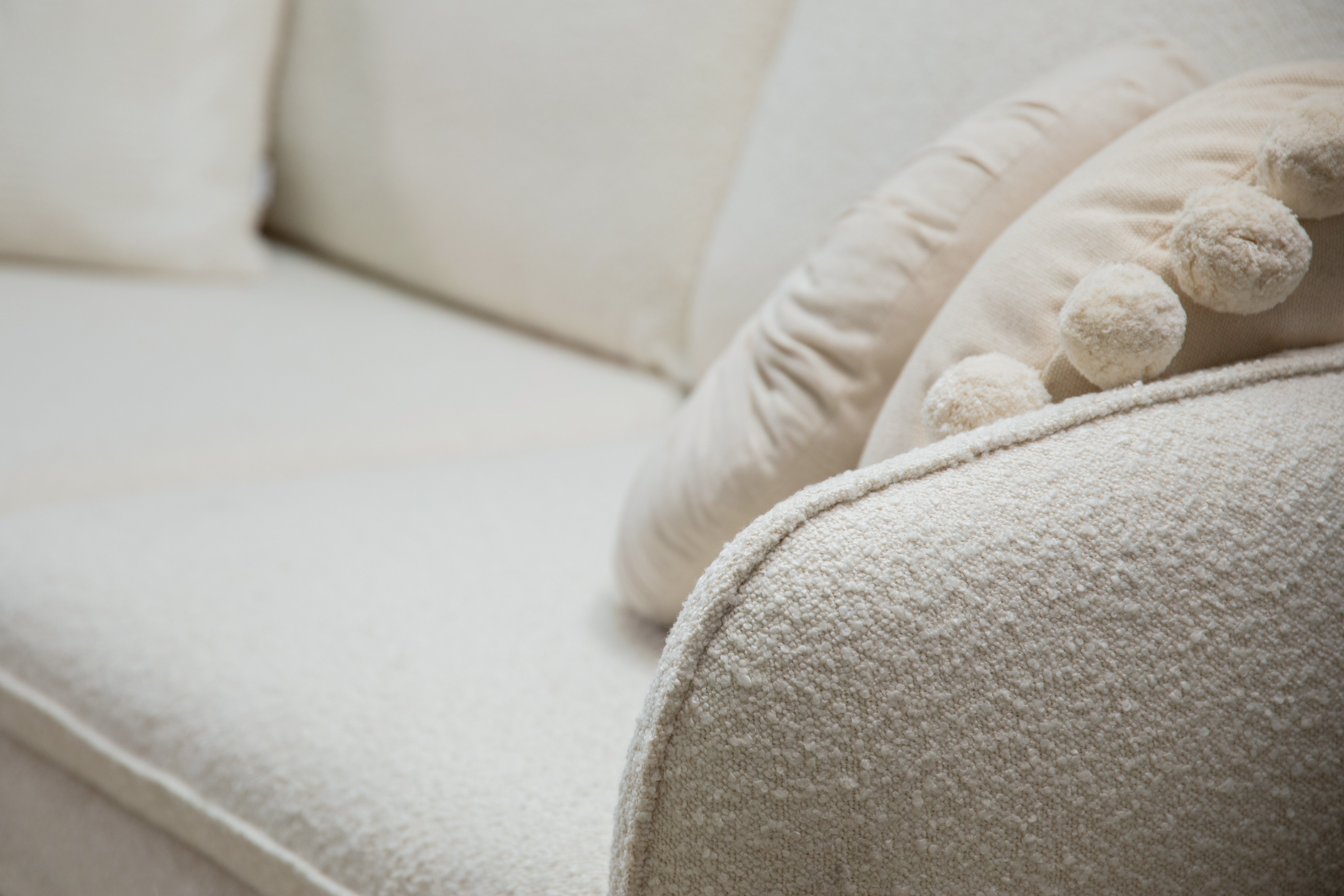 Narożnik 6-osobowy lewostronny VIENNA czarny boucle ze złotą podstawą