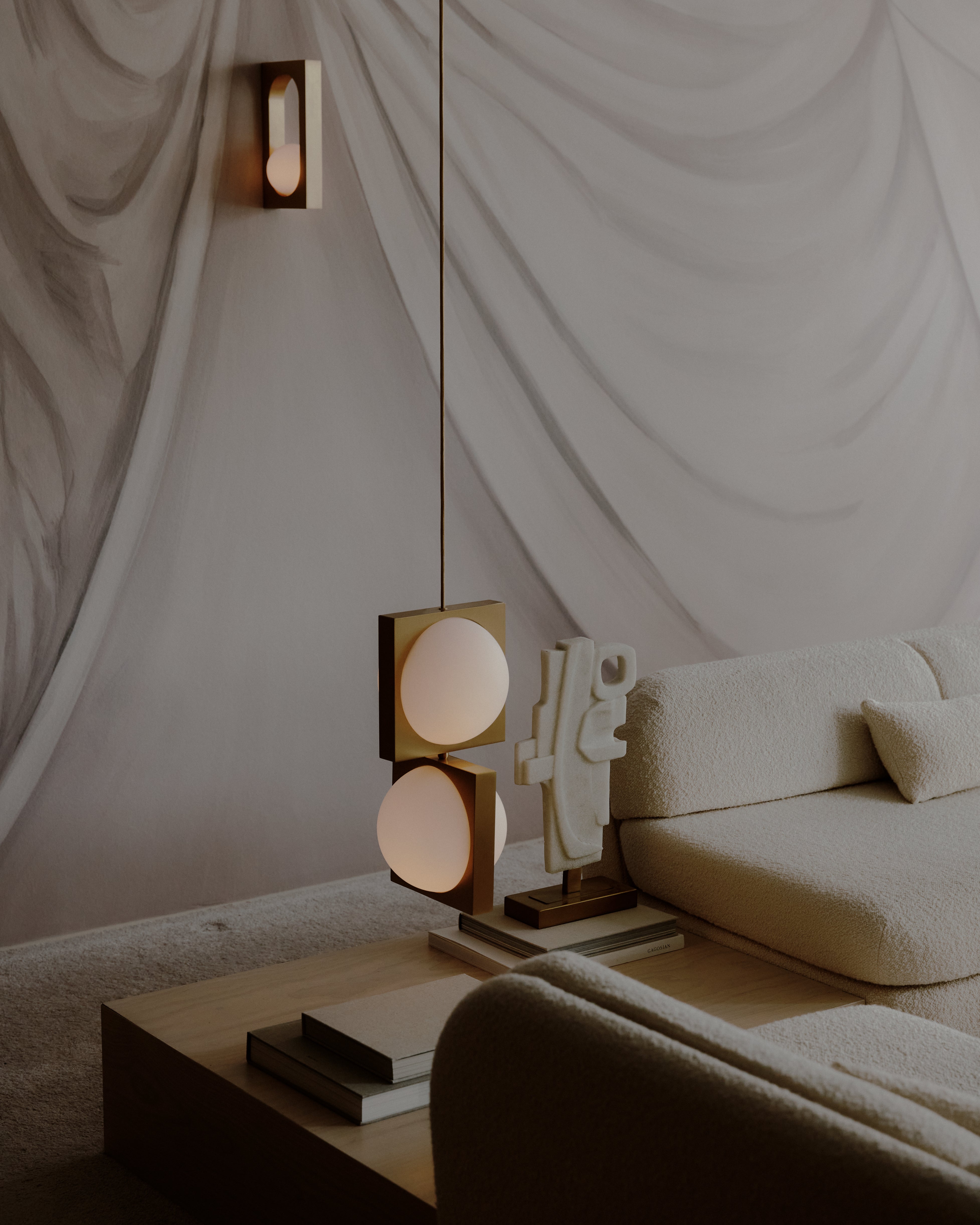 Nástenná lampa MYTHOS s opálovým tienidlom a mosadzou