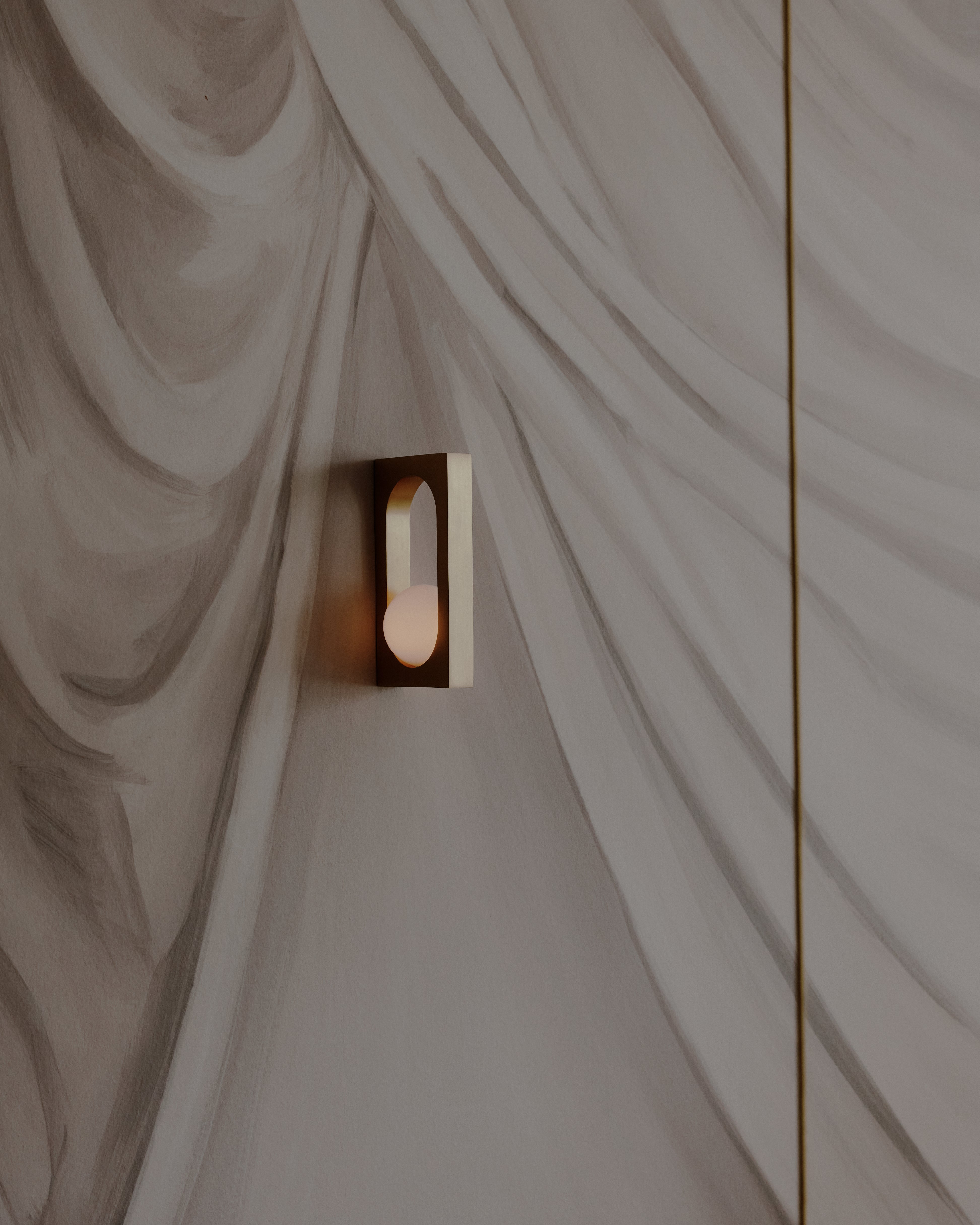 Nástenná lampa MYTHOS s opálovým tienidlom a mosadzou
