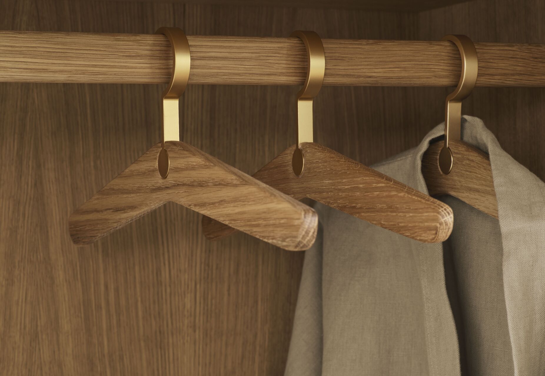 Skriňa so sklenenými dverami CANA bielené dubové drevo