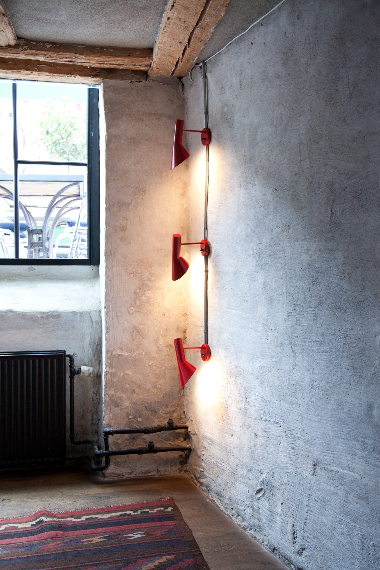 Nástenná lampa AJ teplá šedá