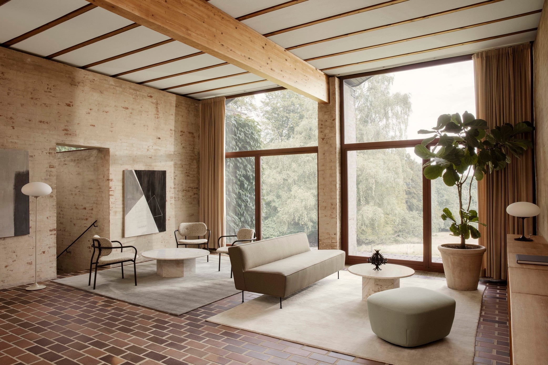 Fotel COCO čalúnený s čiernym podstavcom