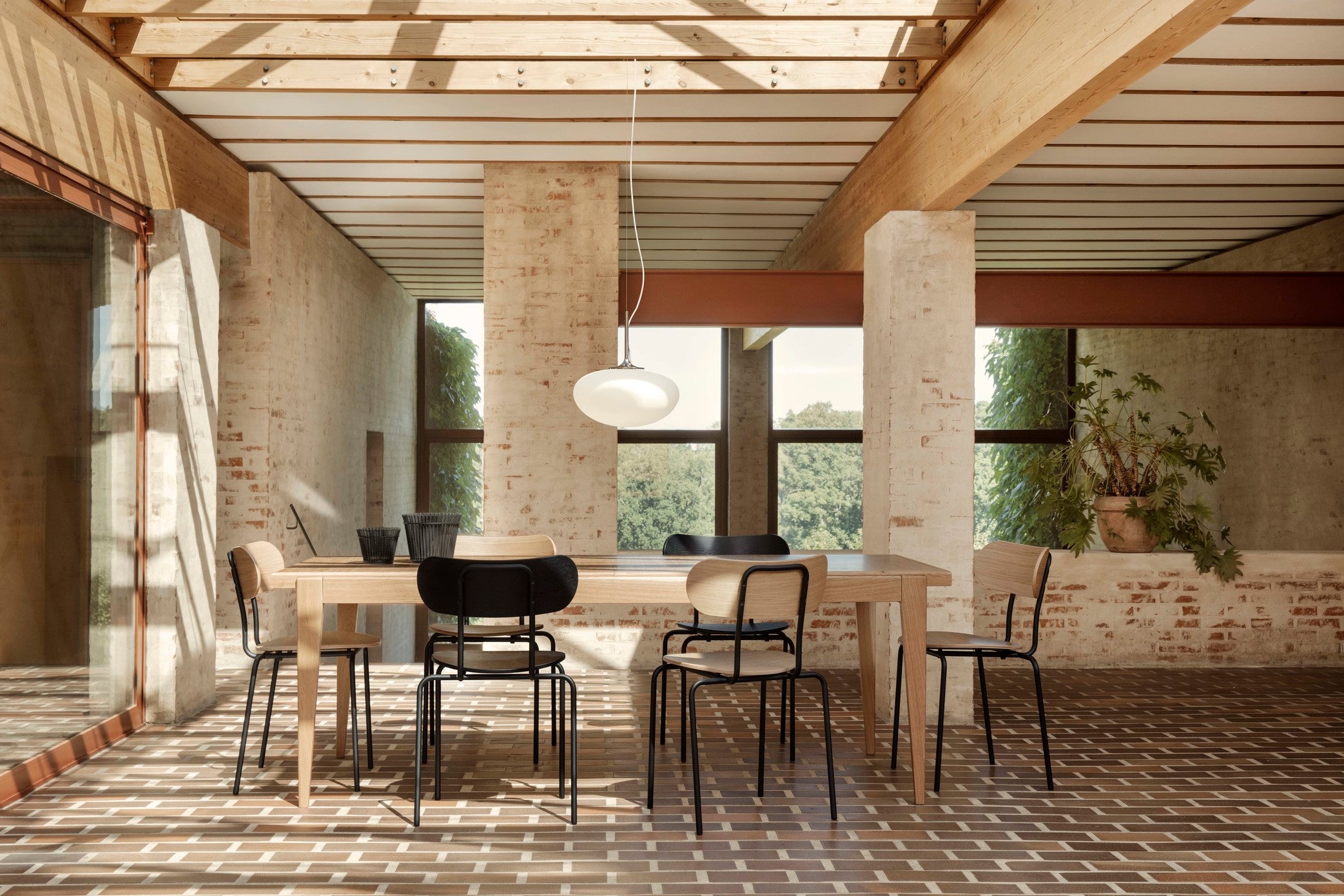 Stolička COCO čierna jaseňové drevo