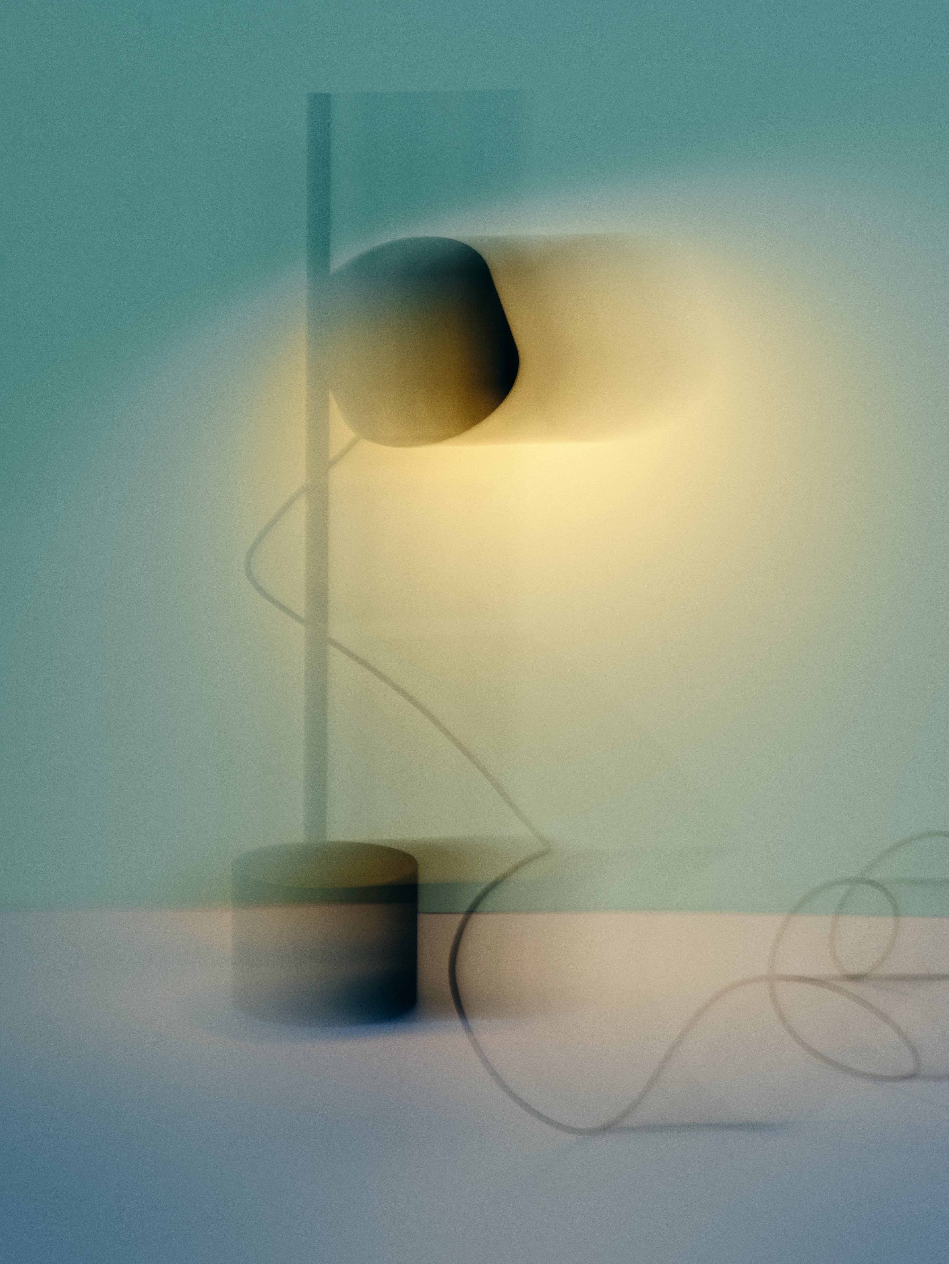 Stolná lampa POST čierna