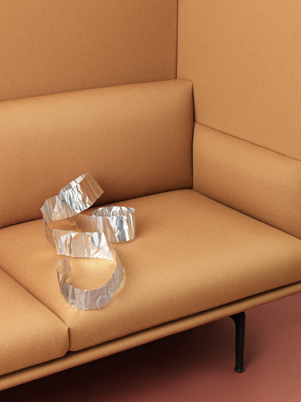 Sofa pre 2 osoby OUTLINE HIGHBACK čalúnená