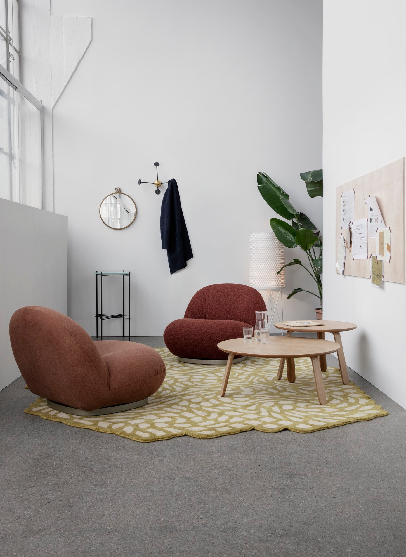 Wieszak MATÉGOT kremowy z bordowym