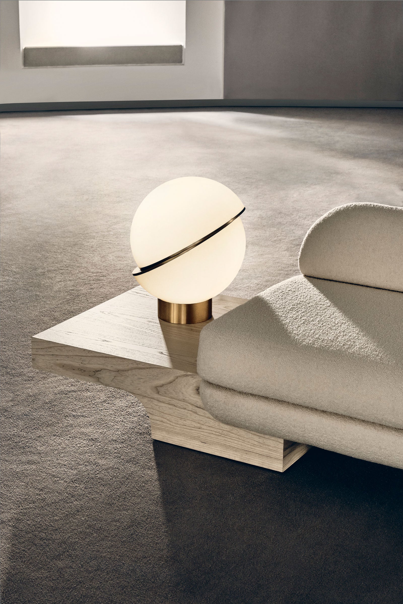 Stolná lampa CRESCENT s opálovým tienidlo a mosadznou základňou