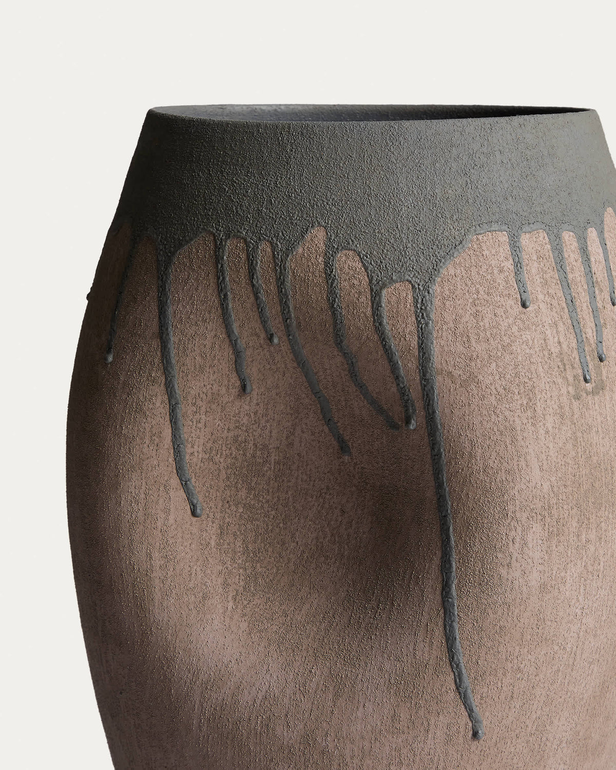 Wazon EMIRO ciemnobrązowy ceramiczny – ujęcie 4