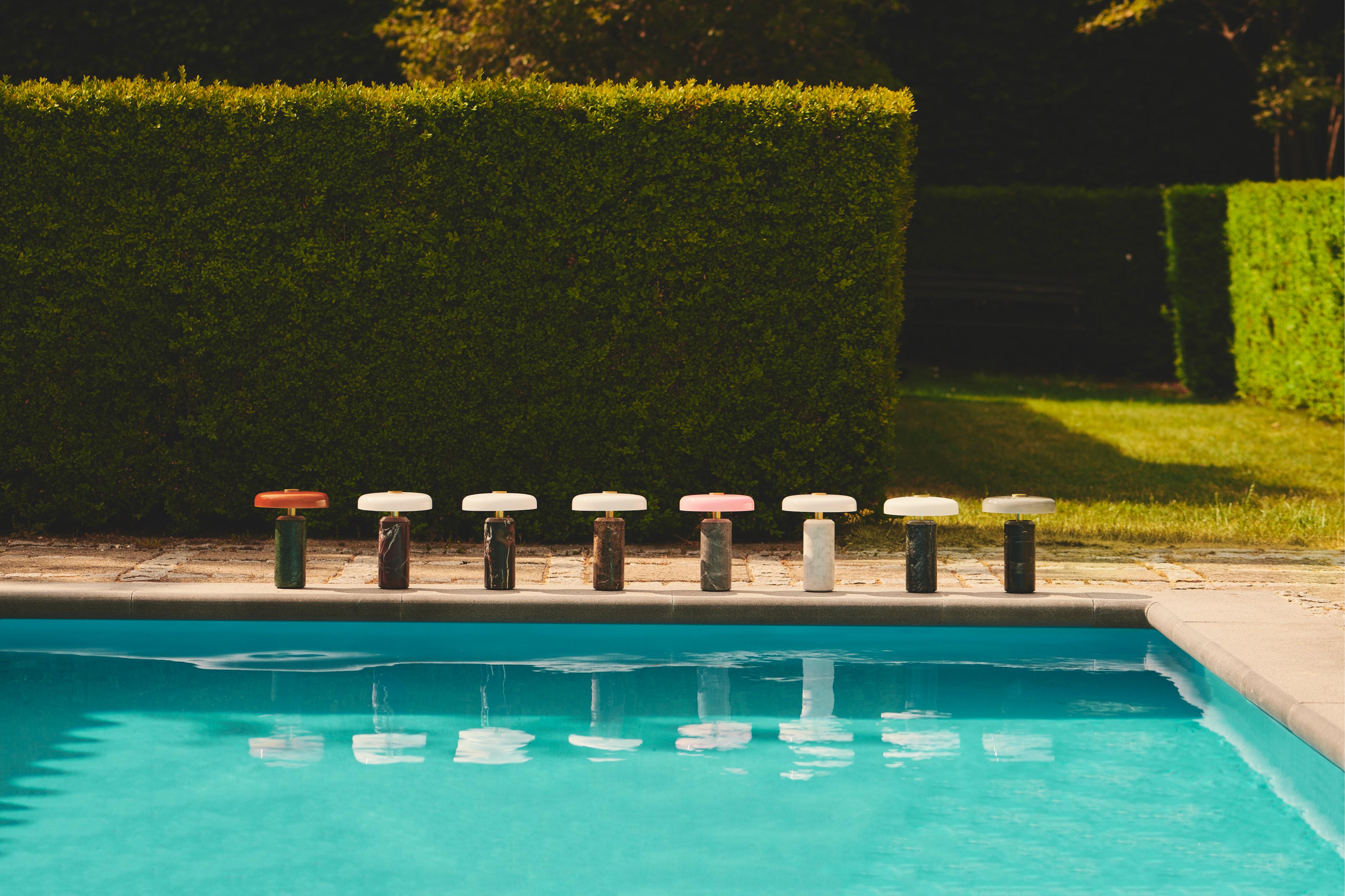 Prenosná lampa TRIP biely mramor s mliečnobielym sklom