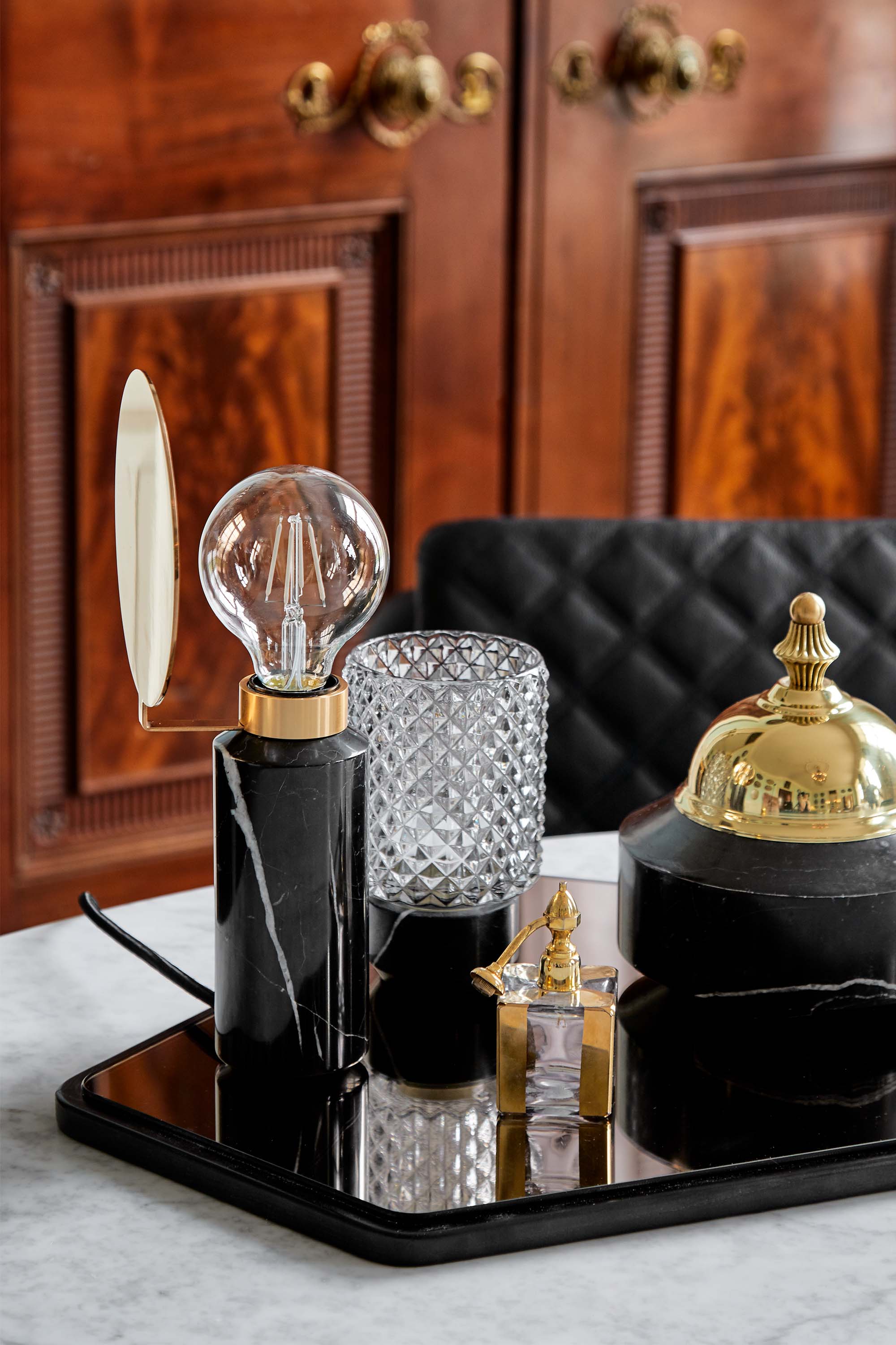 Lampa stołowa BLINDSPOT brązowy marmur z mosiężnym wykończeniem