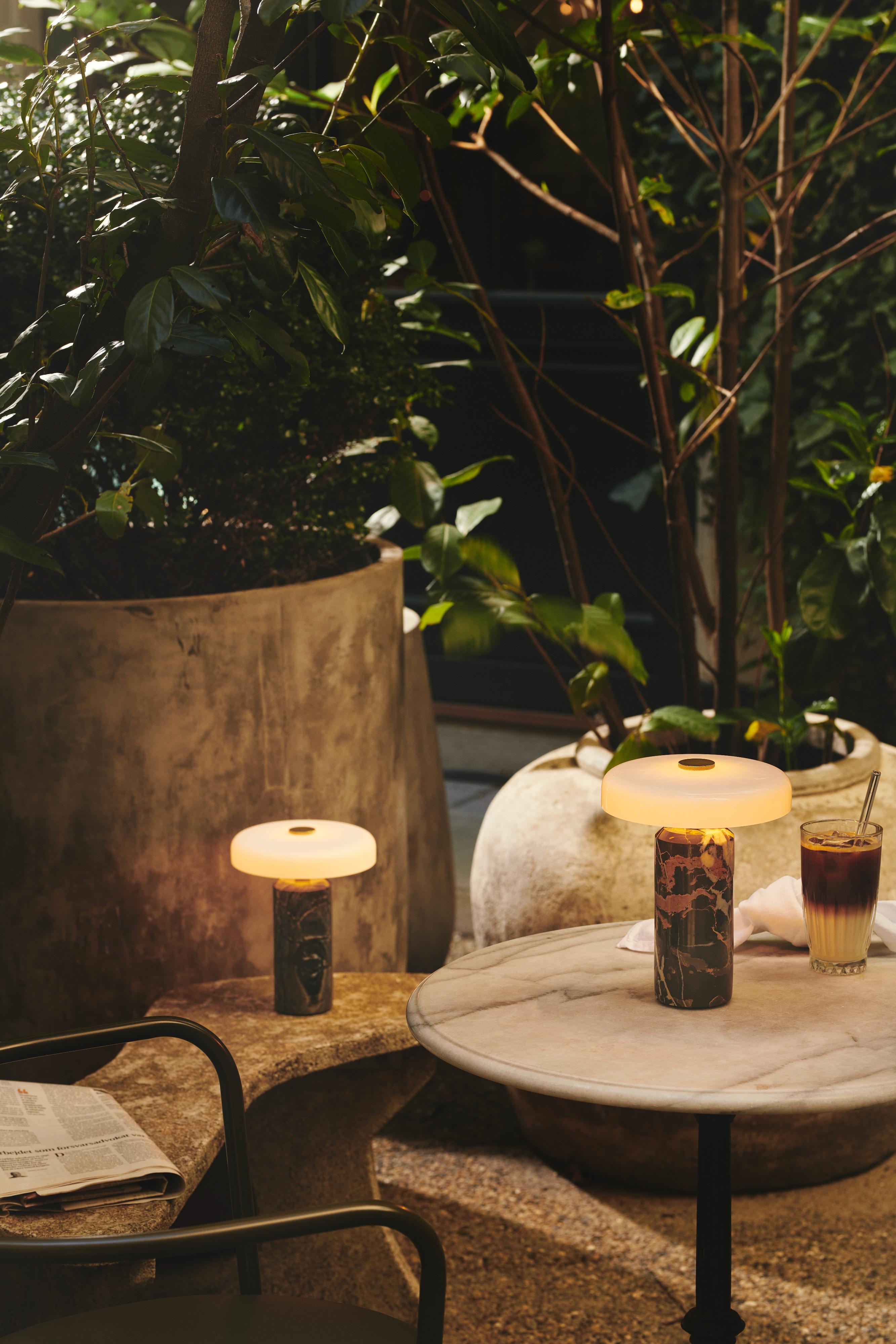 Prenosná lampa TRIP burgundový mramor s mliečnobielym sklom