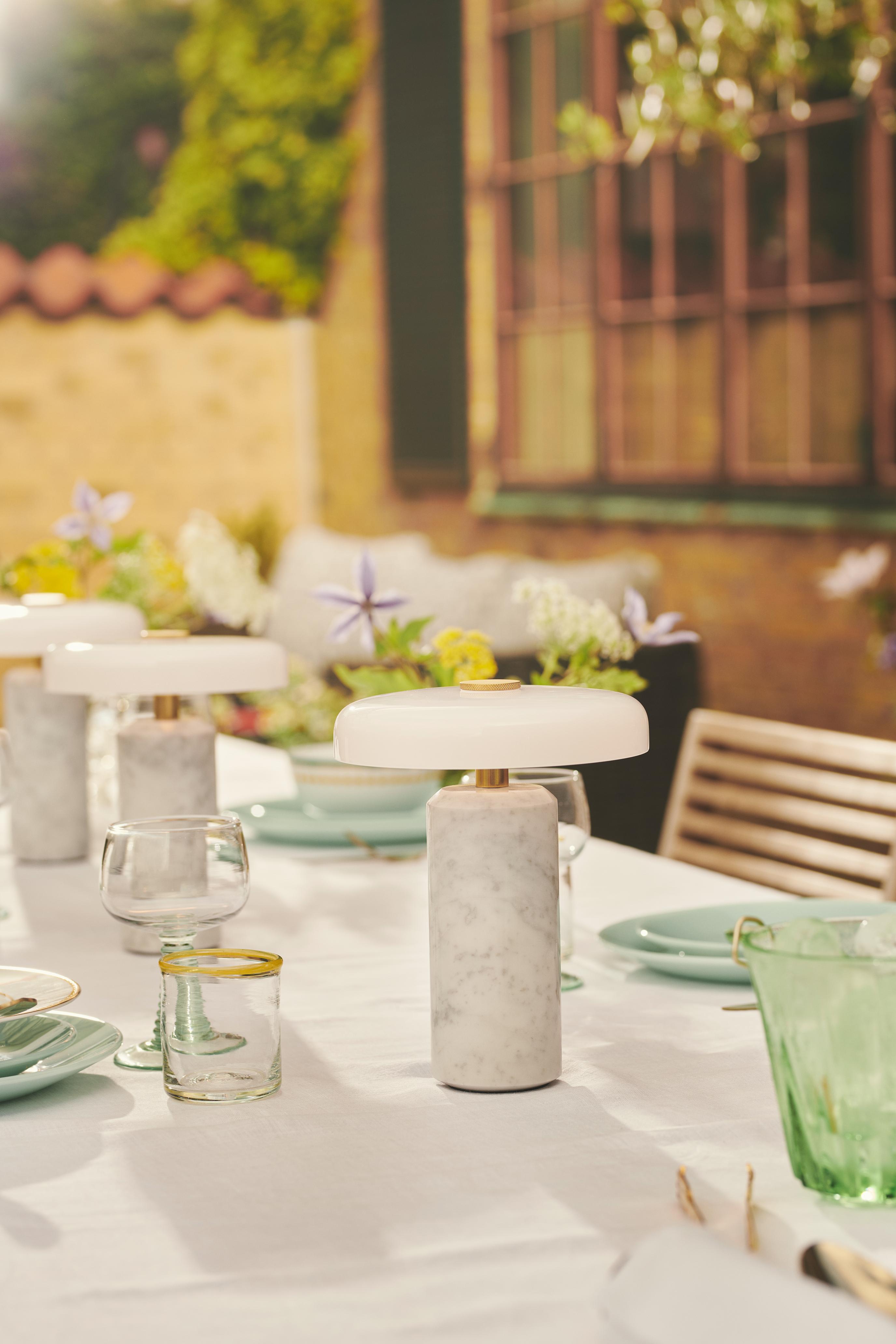 Prenosná lampa TRIP biely mramor s mliečnobielym sklom