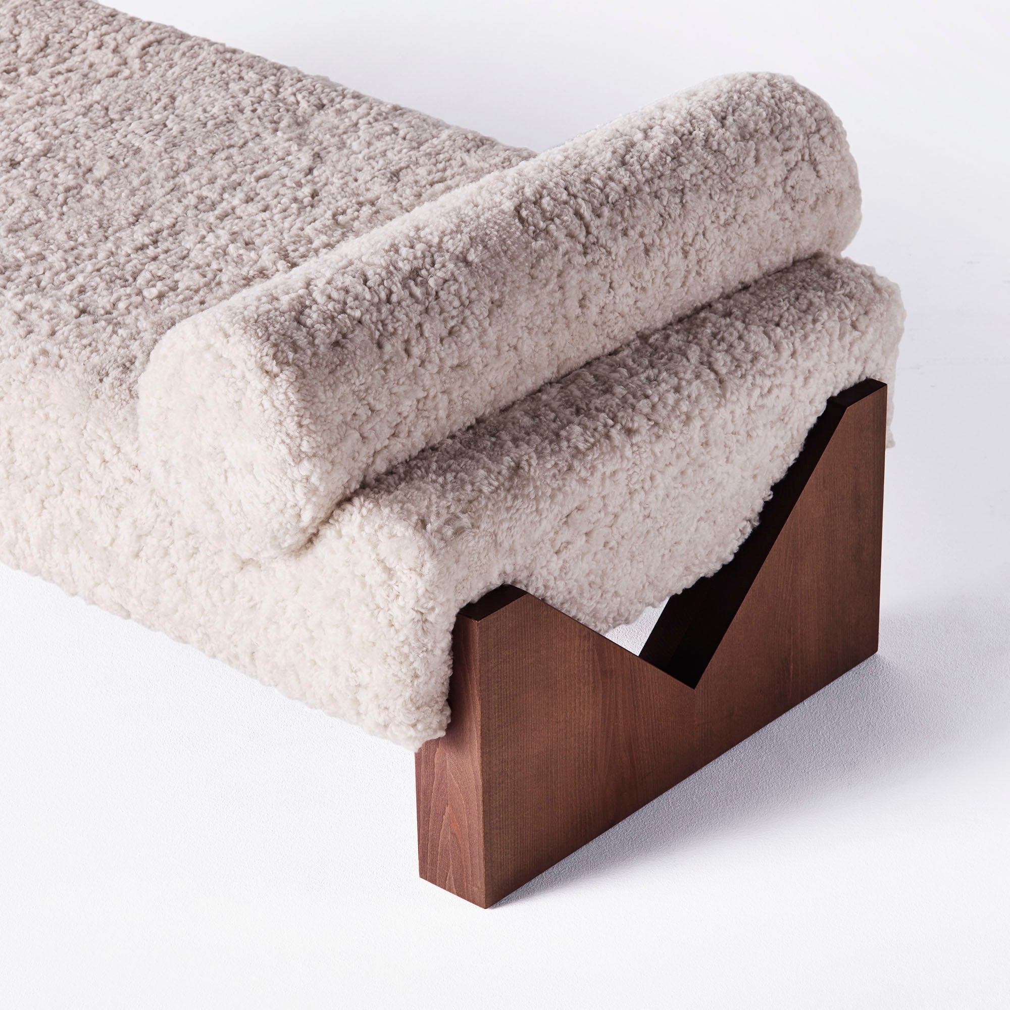 Leżanka V owcza skóra