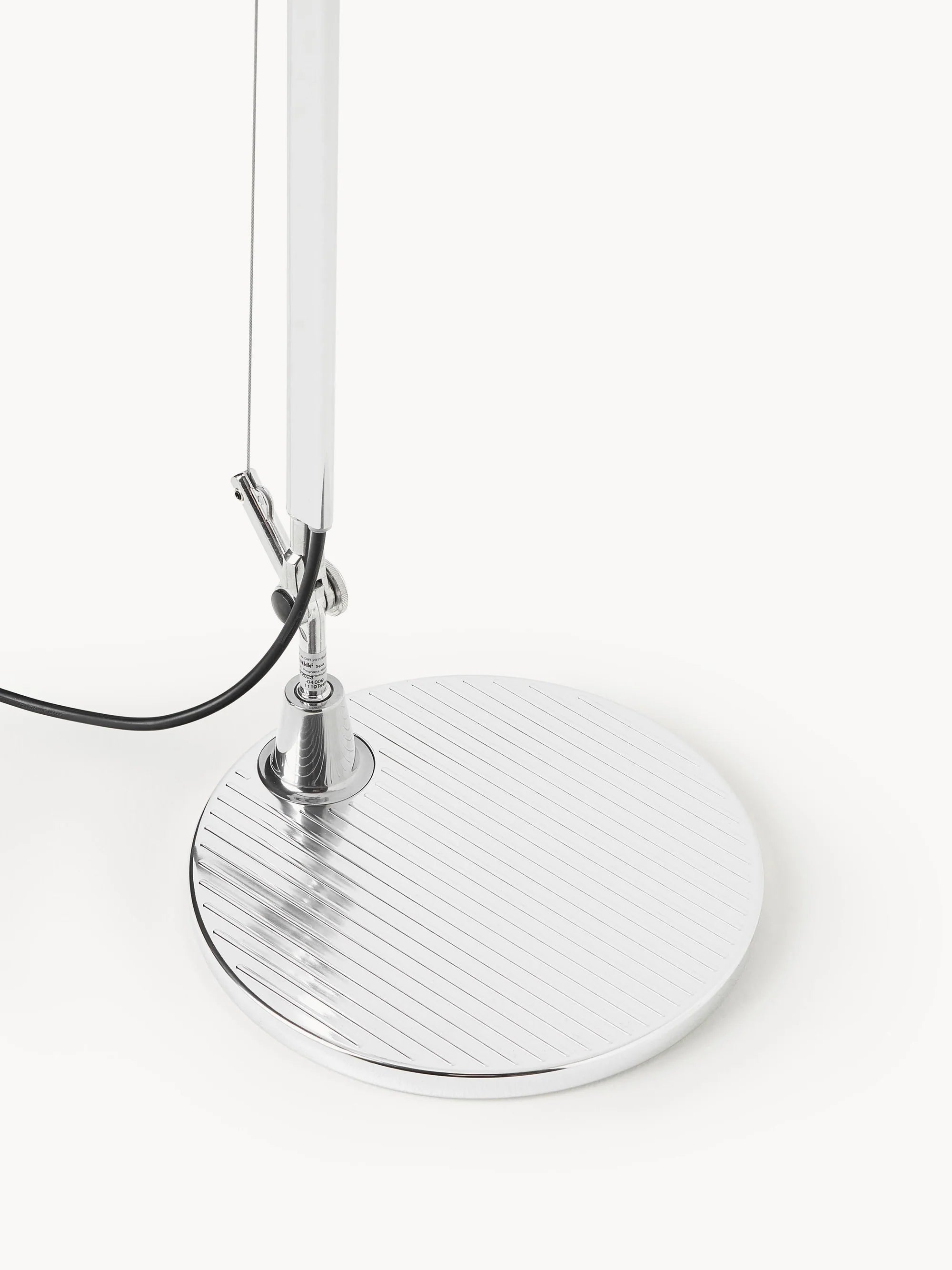 Stojaca lampa na čítanie TOLOMEO BASCULANTE s pergamenovým tienidlo a strieborným podstavcom