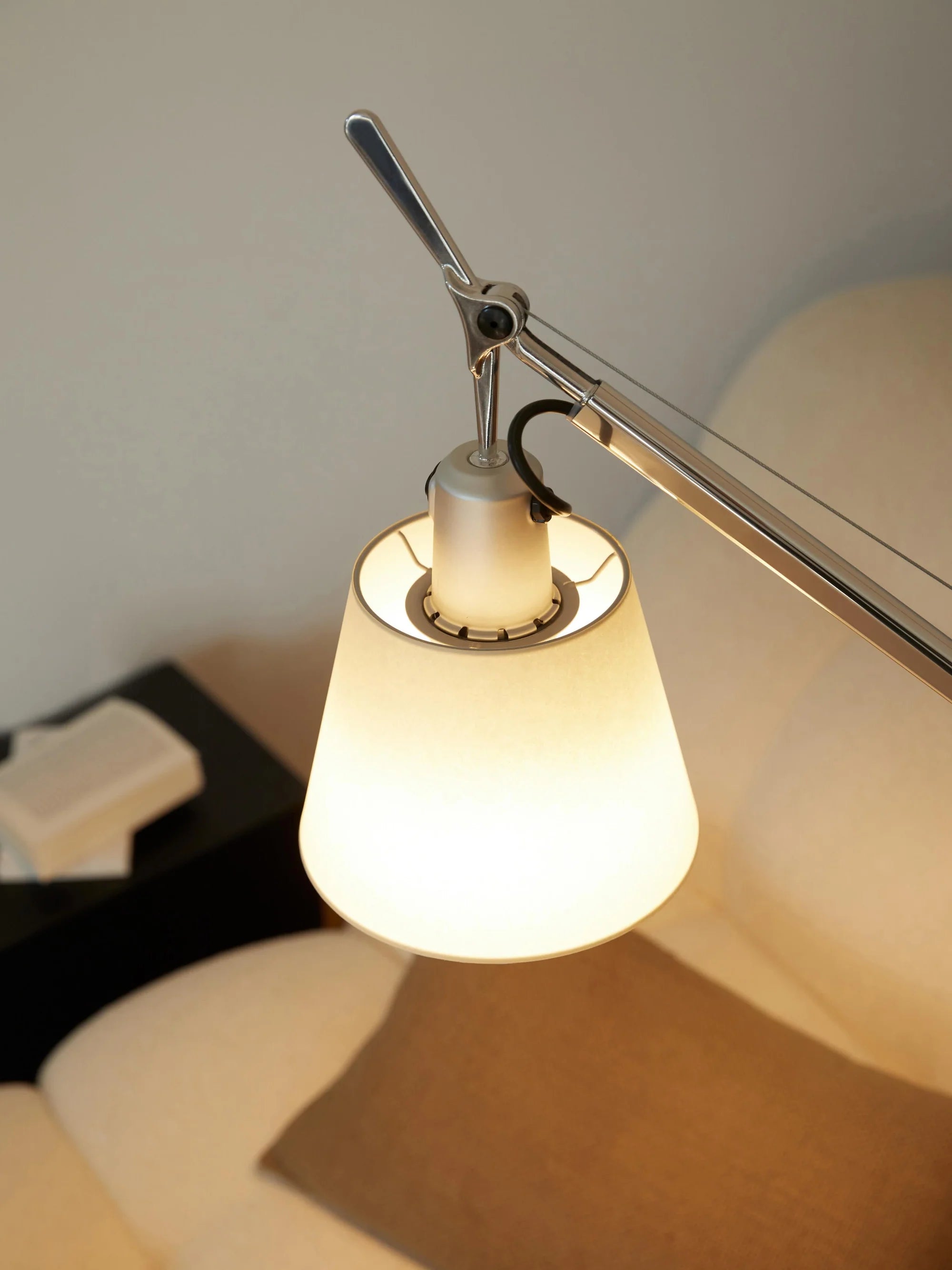 Stojaca lampa na čítanie TOLOMEO BASCULANTE s pergamenovým tienidlo a strieborným podstavcom