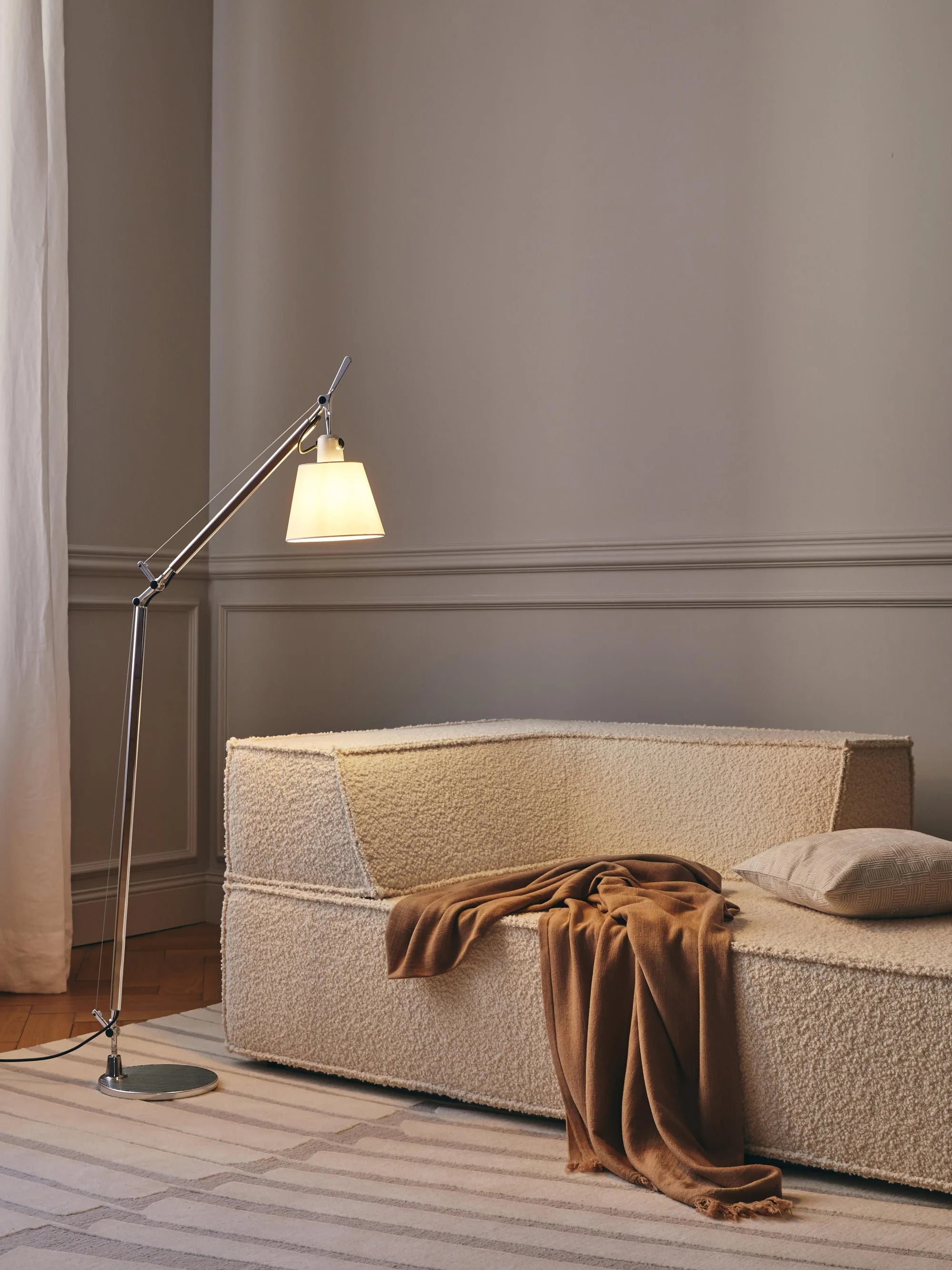 Stojaca lampa na čítanie TOLOMEO BASCULANTE s pergamenovým tienidlo a strieborným podstavcom