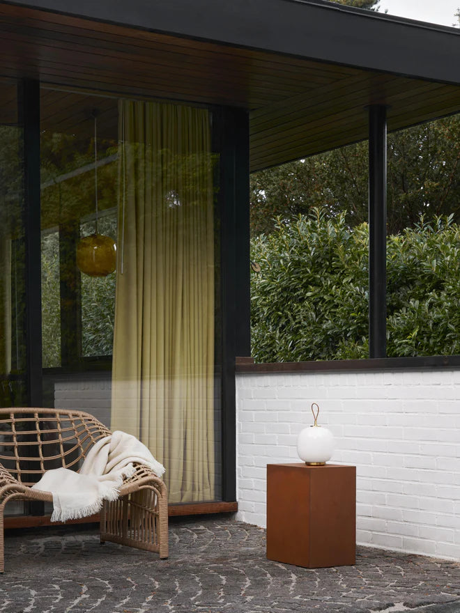 Prenosná lampa VL 45 biela s mosadzným podstavcom