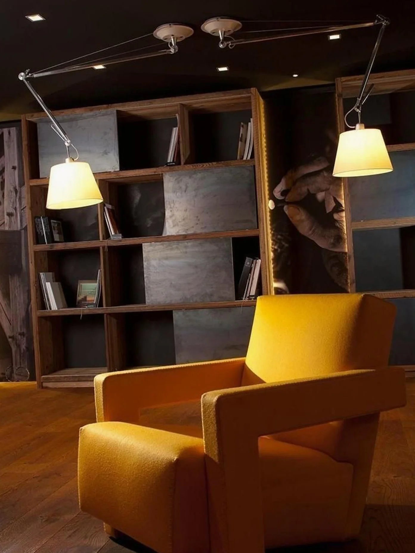 Regulovateľná závesná lampa TOLOMEO DECENTRATA s pergamenovým tienidlo a hliníkovým ramenom