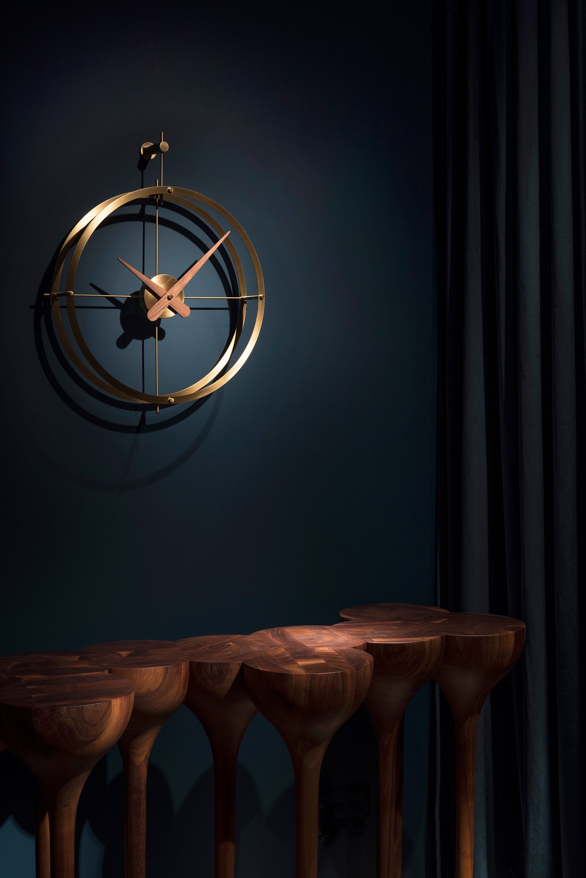 Nástenné hodiny DOS PUNTOS PREMIUM orechové drevo s mosadzným povrchom