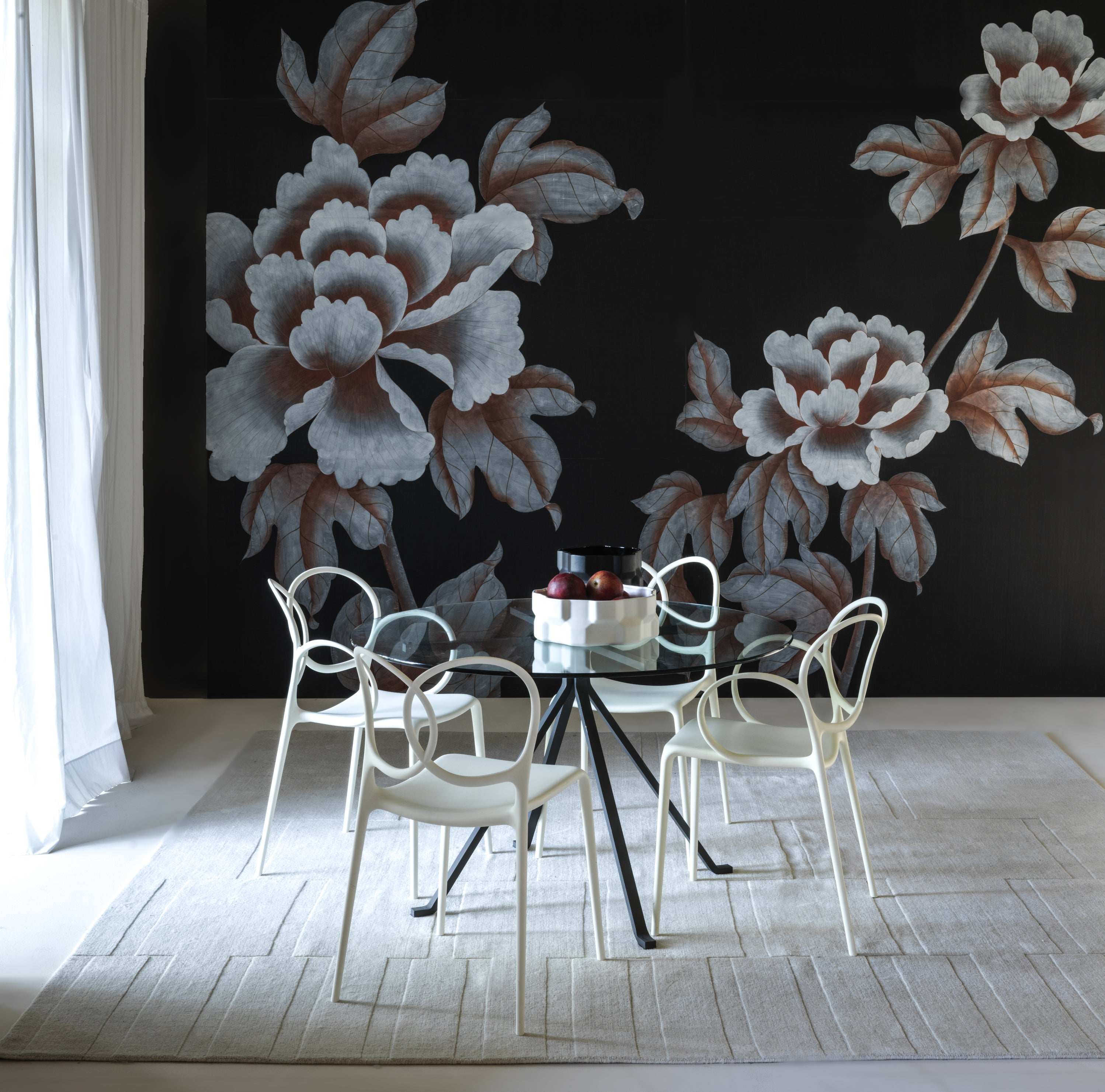 Okrúhly stôl CUGINO sklenený s čiernym podstavcom